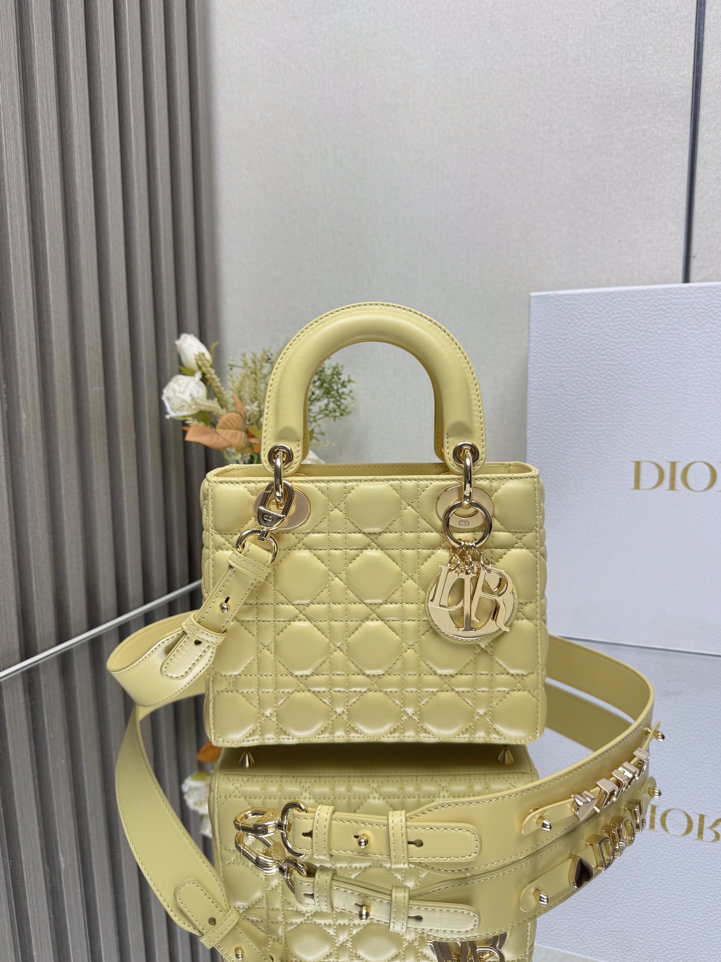 NO:940973,[Lady Dio.r My ABC] 'Chicken Yellow Sheepskin' / Four-panel Sheepskin / This handbag epitomizes Dio.r's profound insight into elegance and beauty. Carefully crafted from lambskin leather, with quilted details using iconic cannage stitching, the elegant and classic design is timeless. Decorated with tonal enamel, lined with sheepskin, with a chain shoulder strap and internal zipper pocket, it can be carried by hand, shoulder or crossbody.  000640 size 20 x 8.5x 17 cm,Dior,dior,dior,sheepskin,sheep19860909【Lady Dio.r My ABC】「小鸡黄色羊皮」 /四格羊皮/ 这款手袋集中体现了Dio.r 对典雅和美丽的深刻洞见.采用小羊皮皮革精心制作,以标志性的藤格纹针脚打造绗缝细节,高雅经典的设计经久不衰.饰以同色调珐琅彩,内配羊猄绒,搭配链条肩带,内部拉链口袋,可手提、肩背或斜挎 000640 尺寸20 x 8.5x 17厘米,迪奥,dior,dior,sheepskin,sheep,Bag