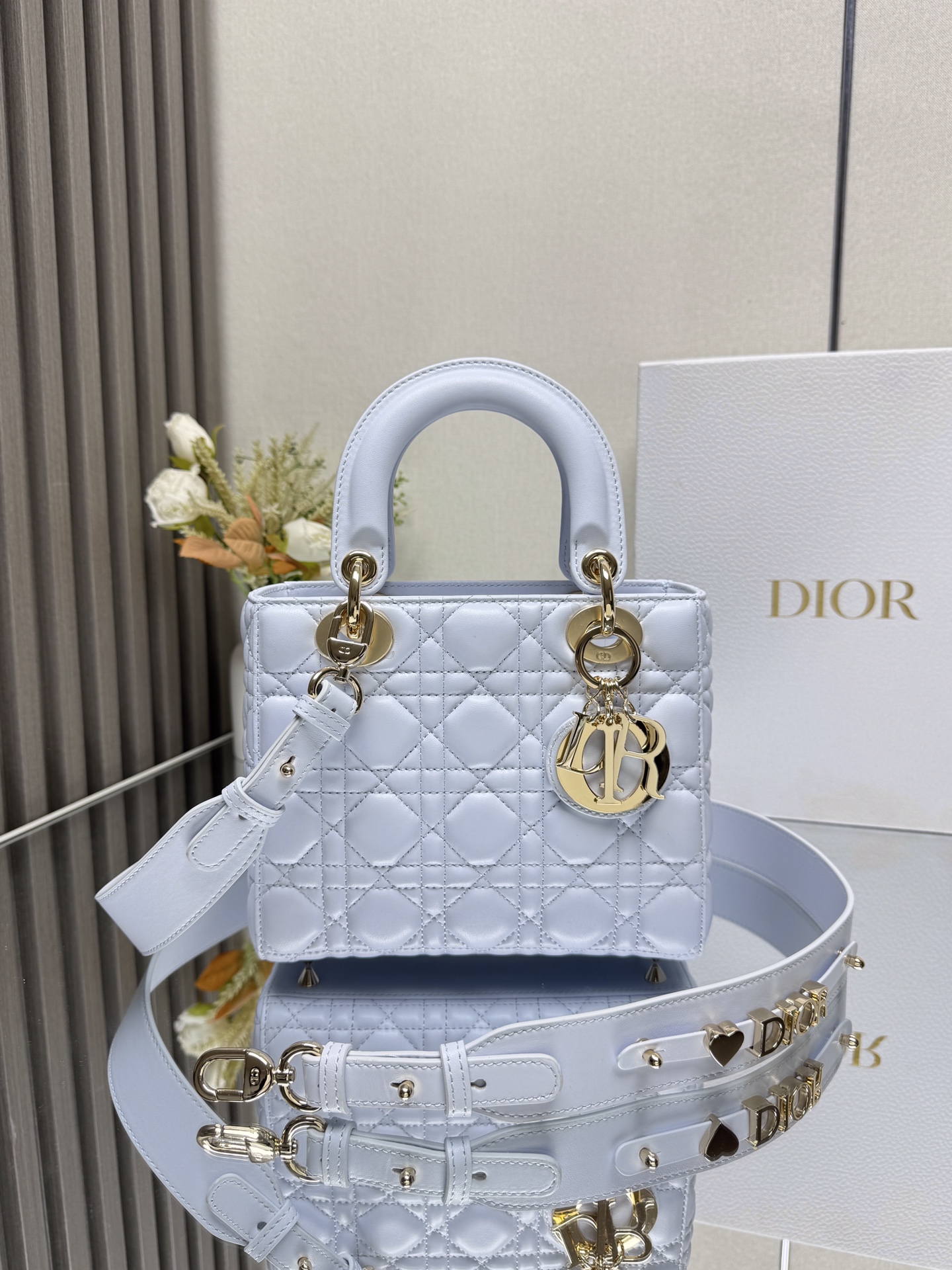 NO:940977,[Lady Dio.r My ABC] 'Glacier Blue Sheepskin' / Four-panel Sheepskin / This handbag epitomizes Dio.r's profound insight into elegance and beauty. Carefully crafted from lambskin leather, with quilted details using iconic cannage stitching, the elegant and classic design is timeless. Decorated with tonal enamel, lined with sheepskin, with a chain shoulder strap and internal zipper pocket, it can be carried by hand, shoulder or crossbody.  000640 size 20 x 8.5x 17 cm,Dior,dior,dior,sheepskin,sheep19860909【Lady Dio.r My ABC】「冰川蓝色羊皮」 /四格羊皮/ 这款手袋集中体现了Dio.r 对典雅和美丽的深刻洞见.采用小羊皮皮革精心制作,以标志性的藤格纹针脚打造绗缝细节,高雅经典的设计经久不衰.饰以同色调珐琅彩,内配羊猄绒,搭配链条肩带,内部拉链口袋,可手提、肩背或斜挎 000640 尺寸20 x 8.5x 17厘米,迪奥,dior,dior,sheepskin,sheep,Bag
