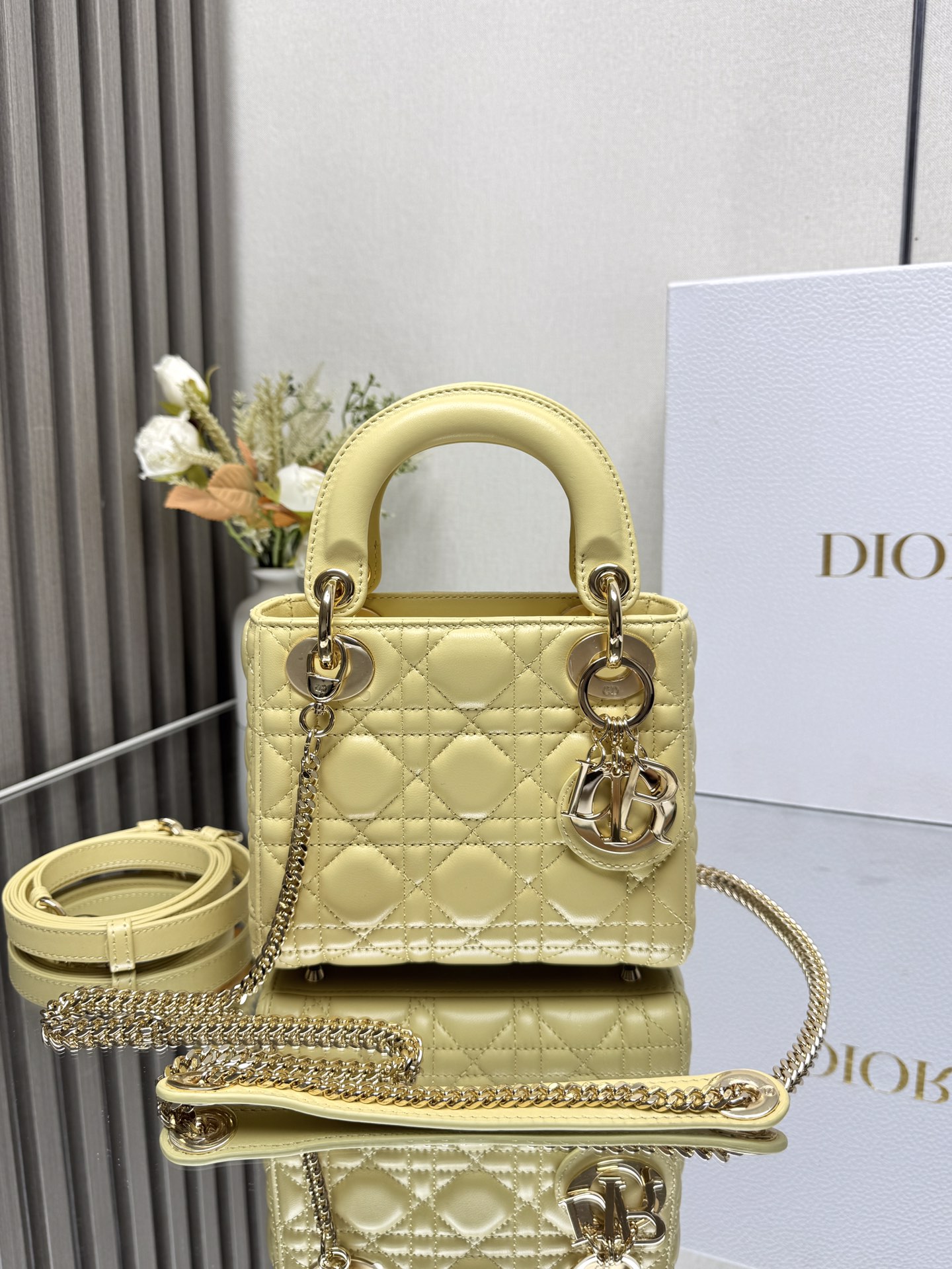 NO:940996,Classic Lady Di three-panel chick yellow lambskin model. This LadyD Ao Dai Princess bag combines elegance and modern style. The entire bag is made of exquisite sheepskin. Decorated with enamel gold letters. Comes with a detachable shoulder strap. Elegant and practical capacity for daily storage. It is also very light to handle. A must-have for fashionistas. The perfect details are comparable to brick cabinets. Super 5 reviews Size: 17*15*7cm 000550, Dior, dior, sheepskin19860909经典戴妃Lady三格小鸡黄色小羊皮 型号 这款LadyD奥戴妃包结合优雅气质与现代风范 整体包身采用精致羊皮 装饰字母珐琅彩金 搭配可拆卸肩带 优雅实用容量满足日常收纳 而且上手很轻盈哦 时尚潮人必备 完美细节媲美砖柜超级棒5评价 Size:17*15*7cm 000550,迪奥,dior,sheepskin,Bag