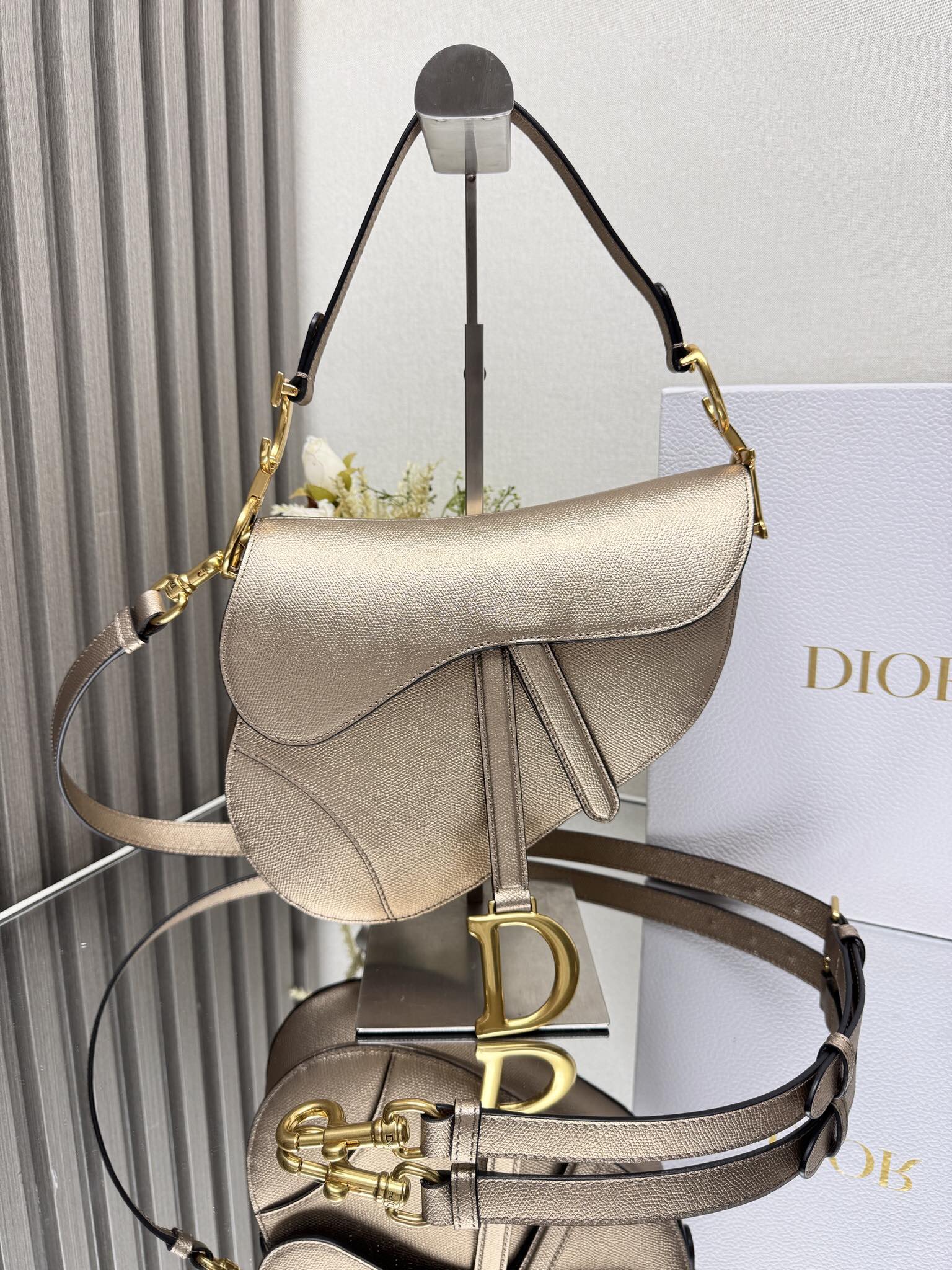 NO:771063,000650D S Saddle Bag Large [Golden Leather with Palm Pattern] is back. Recreating the classic beauty. This series of handbags has just been launched and has immediately become one of the 'must-have' items for fashion celebrities. The new ethnic style shoulder straps and metal accessories can be worn cross-body to show free movement and unique personality. The new version is equipped with leather shoulder straps of the same color, which is convenient to carry, and can also be matched with other embroidered shoulder straps!  Large size 0989# size 25.5×20×6.5cm model 93271, Dior, dior19860909000650D S马鞍包大号【手掌纹香金色皮】 重磅回归.重现经典之美该系列手袋刚上市,立刻成为了时尚红人们“人手必备”的单品之一,全新富有民族风情肩带和金属配件,可斜挎以彰显自由动感与独特个性新版本搭配同色系皮肩带,方便携带,也可搭配其他刺绣肩带！ 大号0989#尺寸25.5×20×6.5cm 型号93271,迪奥,dior,Bag