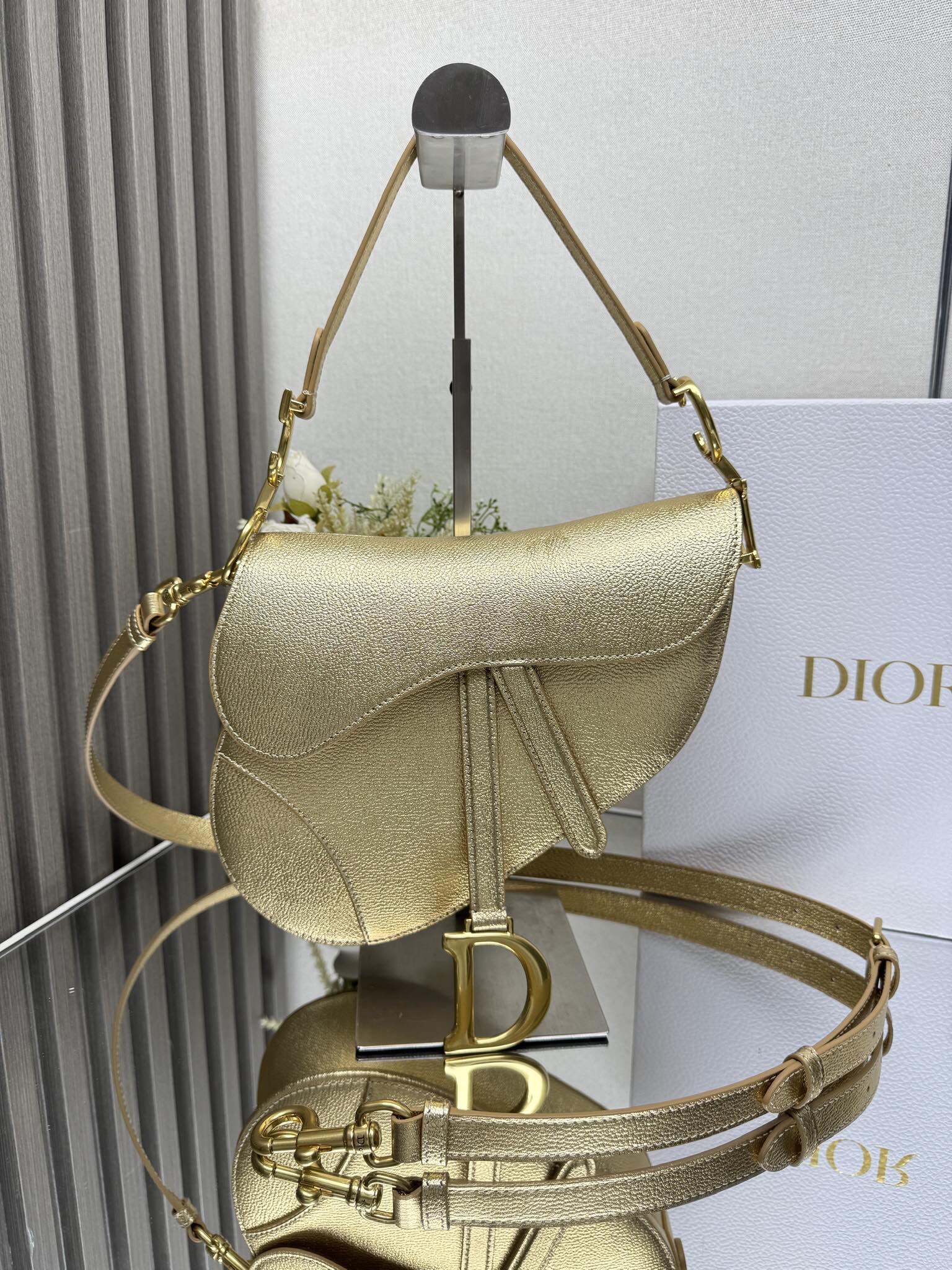 NO:771068,000650D S Saddle Bag Large [Palmprint Metallic Leather] is back. Recreating the classic beauty. This series of handbags has just been launched and has immediately become one of the 'must-have' items for fashion celebrities. The new ethnic style shoulder straps and metal accessories can be worn cross-body to show free movement and unique personality. The new version is equipped with leather shoulder straps of the same color, which is convenient to carry, and can also be matched with other embroidered shoulder straps!  Large size 0989# size 25.5×20×6.5cm Small size 0986# size 19.5×16×6.5cm Model: 93271, Dior, dior19860909000650D S马鞍包大号【手掌纹金属色皮】 重磅回归.重现经典之美该系列手袋刚上市,立刻成为了时尚红人们“人手必备”的单品之一,全新富有民族风情肩带和金属配件,可斜挎以彰显自由动感与独特个性新版本搭配同色系皮肩带,方便携带,也可搭配其他刺绣肩带！ 大号0989#尺寸25.5×20×6.5cm 小号0986#尺寸19.5×16×6.5cm 型号:93271,迪奥,dior,Bag