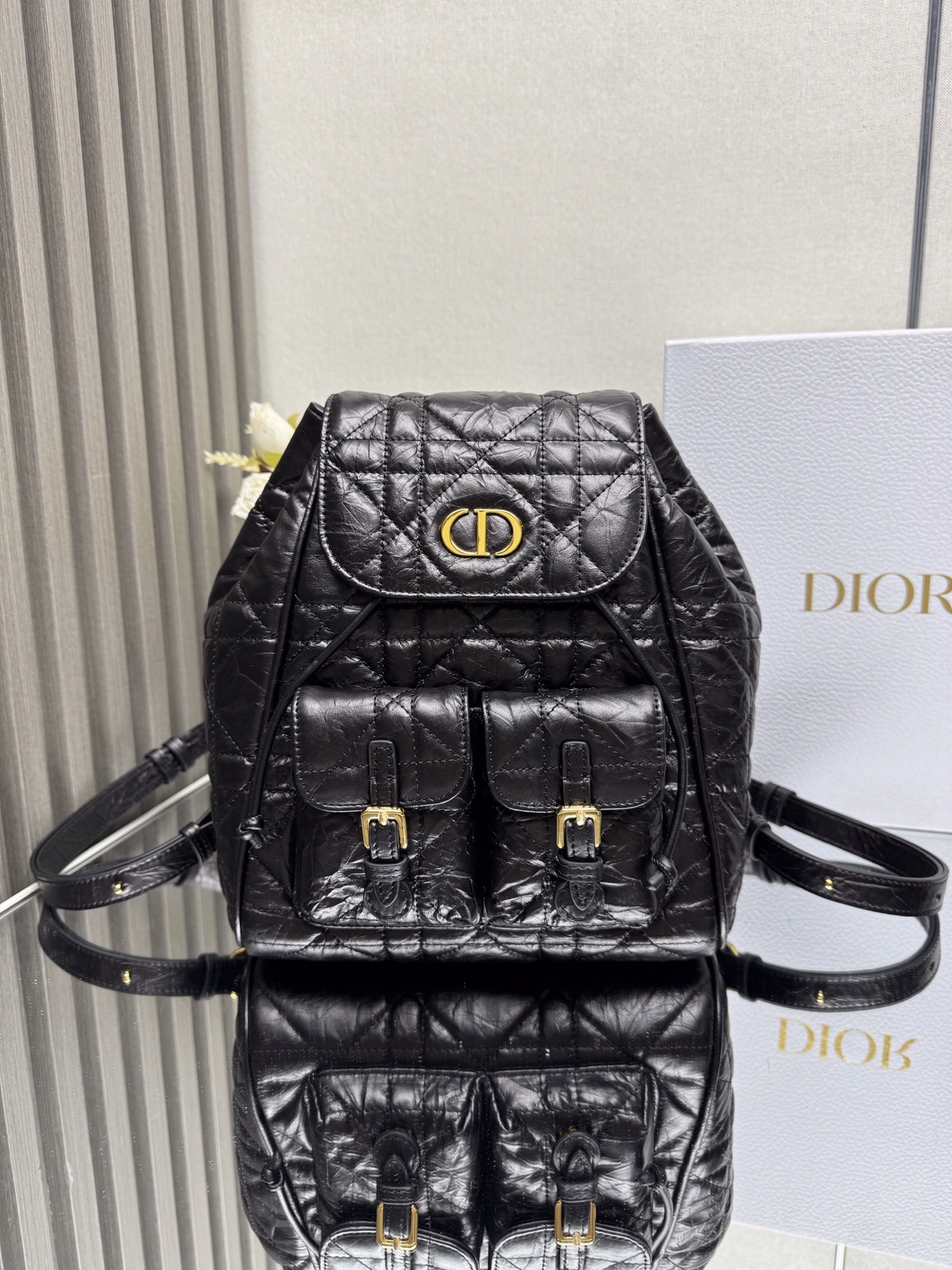 NO:771098,000720 Caro Backpack Black Oil Waxed Leather Oversized Cannage Product Information This Caro  The backpack is a new product of the 2025 early spring ready-to-wear series, showing a fashionable and elegant style. It is carefully made of black sheep leather and other materials, with oversized cannage pattern topstitching to enhance the style. The flap is decorated with a retro gold-finished metal CD logo. When opened, it reveals a spacious drawstring main compartment. Two small flap pockets can store various small daily necessities. The medium style is equipped with gold-finished handles and adjustable shoulder straps for added comfort. Main body: sheep leather, cow leather lining: cow leather  The front is decorated with CD logo flip cover and drawstring closure. Size 23×26.7×12.5cm. Model 6301, Dior, dior, backpacks, cowhide, sheepskin.19860909000720 Caro 双肩背包黑色油蜡皮革超大藤格纹 产品信息 这款 Caro 双肩背包是二零二五早春成衣系列新品,彰显时尚优雅风范.采用黑色羊皮革等材质精心制作,搭配超大藤格纹缉面线提升格调,翻盖饰以复古金色饰面金属CD标志,打开后则是宽敞的抽绳主隔层,两个小号翻盖口袋可收纳各种小件日常用品.中号款式,搭配金色饰面手柄和可调节肩带,更添舒适. 主体:羊皮革,牛皮革里料:牛皮革 正面饰以CD 标志翻盖和抽绳开合 尺寸23×26.7×12.5cm 型号6301,迪奥,dior,backpacks,cowhide,sheepskin,Bag