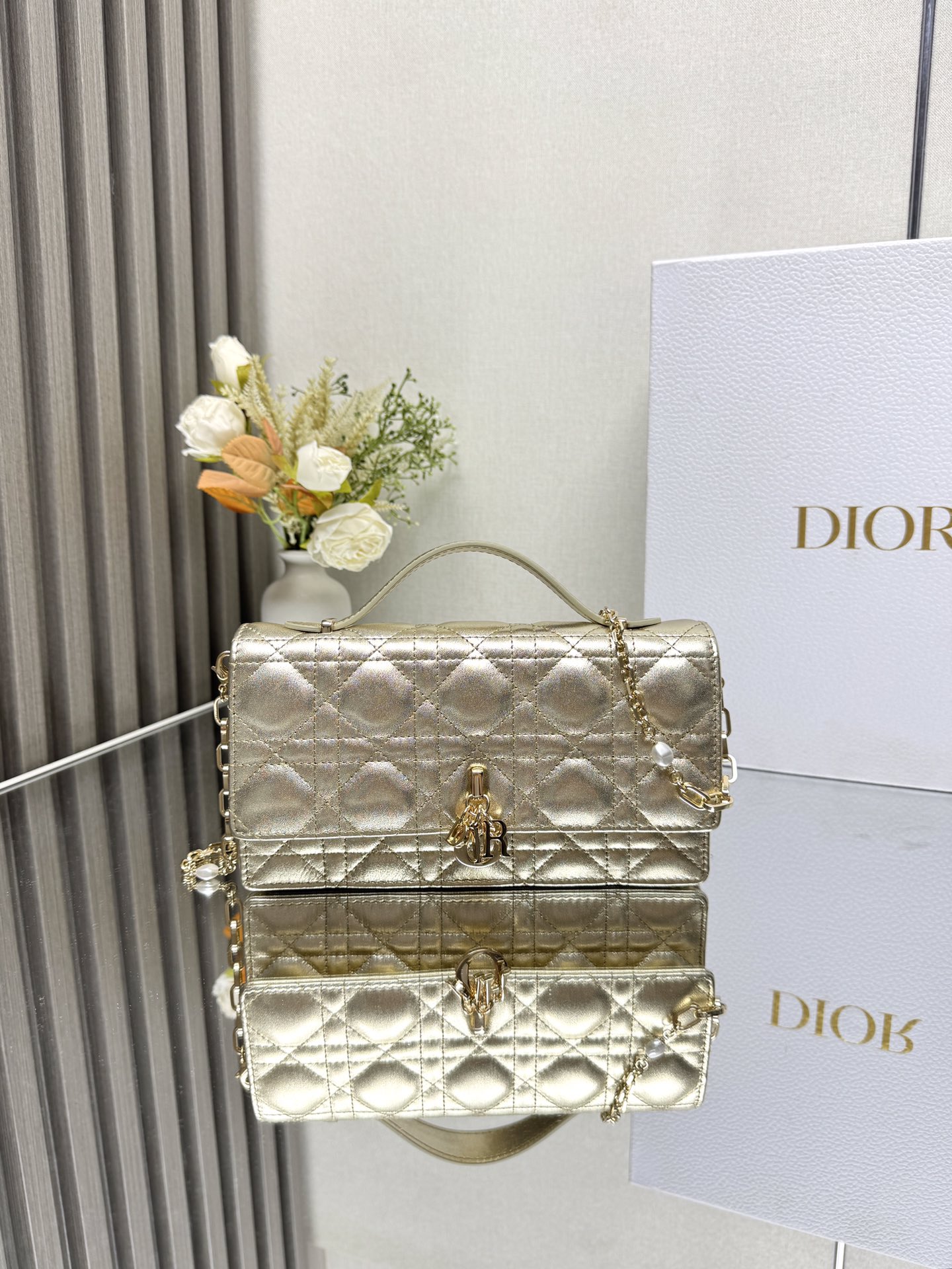 NO:720066,000550 lady Dior pearl clutch 'Golden Sheepskin' This clutch is new this season with a handle on the top. It is elegant and practical, making Lady Dior  The series is enriched. It is carefully made of black sheep leather and decorated with cannage pattern. The clamshell design is matched with D.I.O.R. charms to enhance the style. The style is practical and equipped with multiple compartments and card slots to store various daily necessities. It is an ideal companion for day and evening wear. The top handle and detachable chain are embellished with beads for more exquisiteness. It can be carried by hand or cross-body. Model 0809 Dimensions 21 x 11.5 x 4.5cm  D.I.O.R. charm on the front Flap closure 2 interior compartments Rear patch pocket 3 card slots Top leather handle Removable chain embellished with beads, Dior, dior, dior, handbag, sheepskin19860909000550 lady Dior 珍珠手拿包 「金色羊皮」 这款手拿包是本季新品顶部搭配手柄,优雅实用,令 Lady Dior 系列更加丰富.采用黑色羊皮革精心制作,饰以藤格纹,翻盖设计搭配D.I.O.R.吊饰提升格调.款式实用,设有多个隔层和卡槽,可收纳各种日常用品,是日装和晚装的理想良伴.顶部手柄,可拆卸链条以珠饰点缀更显精致,可手提或斜挎. 型号0809 尺寸21 x 11.5 x 4.5cm 正面D.I.O.R.吊饰 翻盖开合 2 个内部隔层 后侧贴袋 3 个卡槽 顶部皮革手柄 可拆卸的链条点缀以珠饰,迪奥,dior,dior,handbag,sheepskin,Bag