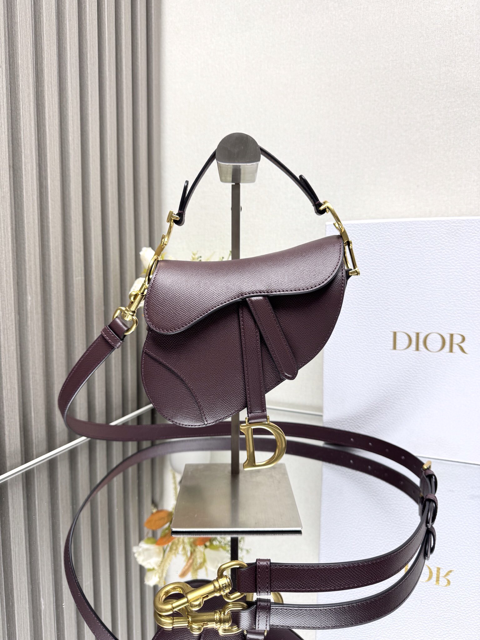 NO:720064,000620D S Saddle Bag Small [Burgundy Leather with Palm Pattern] is back. Recreating the classic beauty. This series of handbags has just been launched and has immediately become one of the 'must-have' items for fashion celebrities. The new ethnic-style shoulder straps and metal accessories can be worn cross-body to show free movement and unique personality. The new version is equipped with leather shoulder straps of the same color, which is convenient to carry, and can also be matched with other embroidered shoulder straps!  Large size 0989# size 25.5×20×6.5cm Small size 93272 size 19.5×16×6.5cm, Dior, dior19860909000620D S马鞍包小号【手掌纹酒红色皮】 重磅回归.重现经典之美该系列手袋刚上市,立刻成为了时尚红人们“人手必备”的单品之一,全新富有民族风情肩带和金属配件,可斜挎以彰显自由动感与独特个性新版本搭配同色系皮肩带,方便携带,也可搭配其他刺绣肩带！ 大号0989#尺寸25.5×20×6.5cm 小号93272尺寸19.5×16×6.5cm,迪奥,dior,Bag