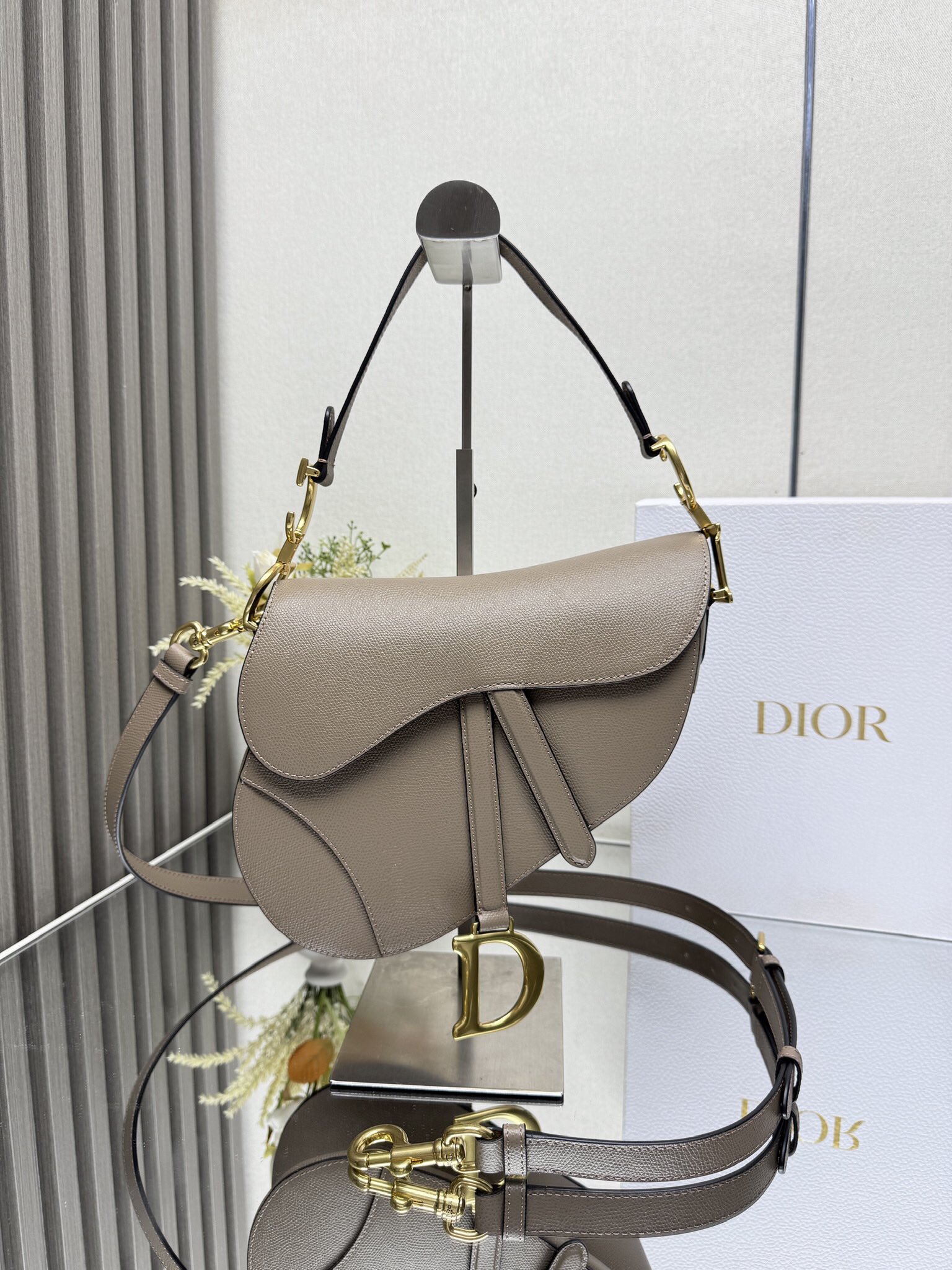NO:771126,000650D S saddle bag large [taupe leather with palm print] is back. Recreating the classic beauty. This series of handbags has just been launched and has immediately become one of the 'must-have' items for fashion celebrities. The new ethnic style shoulder straps and metal accessories can be worn cross-body to show free movement and unique personality. The new version is equipped with leather shoulder straps of the same color, which is convenient to carry, and can also be matched with other embroidered shoulder straps!  Large size 0989# size 25.5×20×6.5cm model 93271, Dior, dior19860909000650D S马鞍包大号【手掌纹灰褐色皮】 重磅回归.重现经典之美该系列手袋刚上市,立刻成为了时尚红人们“人手必备”的单品之一,全新富有民族风情肩带和金属配件,可斜挎以彰显自由动感与独特个性新版本搭配同色系皮肩带,方便携带,也可搭配其他刺绣肩带！ 大号0989#尺寸25.5×20×6.5cm 型号93271,迪奥,dior,Bag