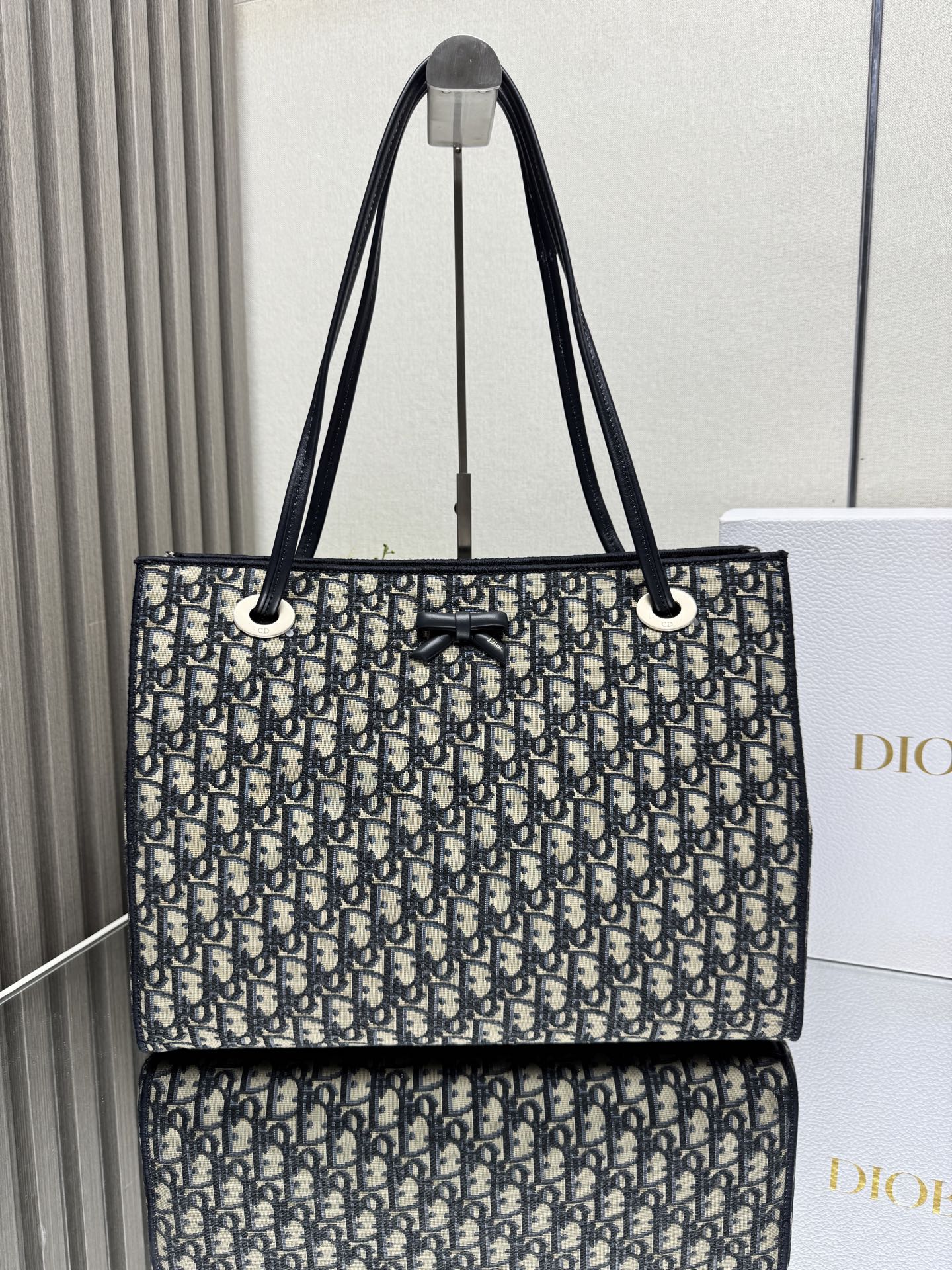 NO:773366,In stock Dior 2026 spring and summer new presbyopic bow tote bag, classic Oblique canvas + bow embellishment, super elegant and girly, light and self-weight, suitable for commuting and going out on the street! Hand-held + adjustable shoulder strap, hand-held cross-body can be switched at will, practical and fashionable. The internal space is reasonable, daily items can be easily stored, it is a high-end bag with both function and design, deeply loved by young girls. Size; 37*29*14cm Model: 1409  238530,Dior,dior,dior,totes19860909现货 Dior2026春夏新款老花蝴蝶结托特包,经典 Oblique帆布+蝴蝶结点缀超优雅少女感,轻便自重,通勤出街都很适合!手提+可调节肩带,手提斜挎随心切换,实用又时髦.内部空间合理,日常物品轻松收纳,是功能与设计感兼具的高端包包,深受年轻女生喜爱. Size；37*29*14cm 型号:1409 238530,迪奥,dior,dior,totes,Bag