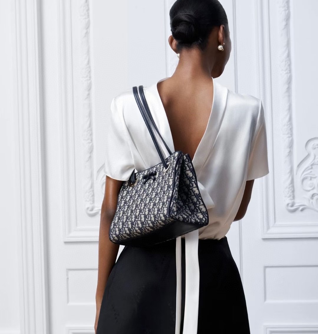 NO:773372,Small shopping bag model upper body picture, Dior, dior19860909小号购物袋模特上身图,迪奥,dior,Bag