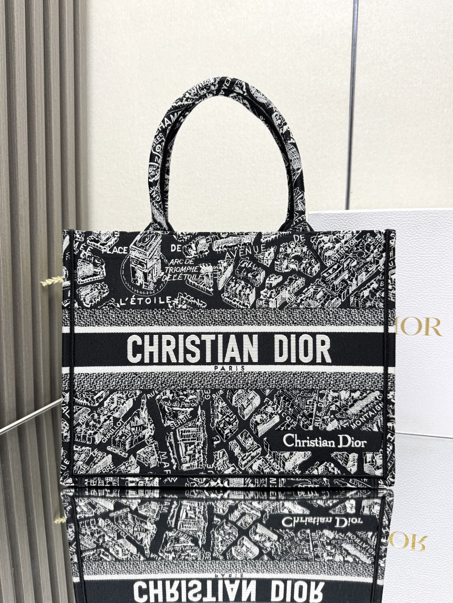 NO:773381,000460 Classic black Paris map medium size shopping bag popular in the streets and alleys, sweeping the entire fashion circle. The strong retro artistic atmosphere is simply a walking art. Fully hand-made three-dimensional embroidery, uneven and large capacity. Especially suitable for girls who want to take the whole family out. Mummy bag, briefcase, a good helper for travel and travel, a classic model that everyone has a fashionable hand. 36×27×16cm, Dior, dior19860909000460 经典黑巴黎地图中号  购物袋 火遍大街小巷,席卷整个时尚圈 浓厚的复古艺术气息简直是行走的艺术品 全手工立体刺绣 凹凸有致 超大容量 特别适合想把整个家带出门的姑娘 妈咪袋 公文包 旅行出游好帮手 时髦精人手一只的经典款 36×27×16cm,迪奥,dior,Bag
