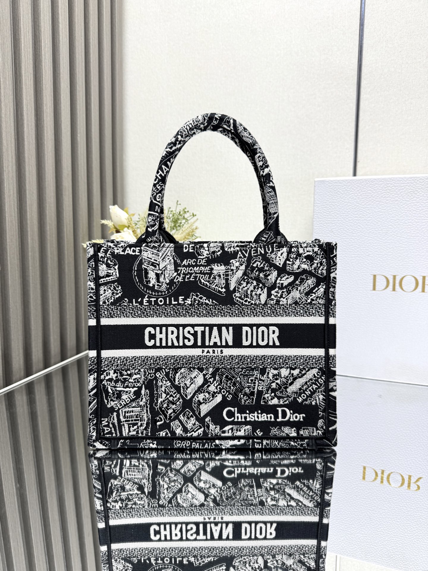 NO:773383,000430 Black Paris Map Small Shopping Bag Larger than Mini, smaller than the original Small. The retro-style D letter embroidery that has swept the entire fashion circle. Fully hand-made three-dimensional embroidery. The strong retro artistic atmosphere is simply a walking art. The large capacity is even more impressive. Especially suitable for girls who want to take the whole family out. Mommy bag, briefcase, a good helper for travel, a must-have for fashionable concave styling.  26.5×21×14cm, Dior, dior19860909000430 黑巴黎地图小号  购物袋 比mini号大些,比原来的小号小一点 席卷整个时尚圈的复古风D字母刺绣 全手工立体刺绣 凹凸有致 浓厚的复古艺术气息简直是行走的艺术品 超大容量更是吹爆它 特别适合想把整个家带出门的姑娘 妈咪袋 公文包 旅行出游好帮手 时髦精凹造型必须拥有 26.5×21×14cm,迪奥,dior,Bag
