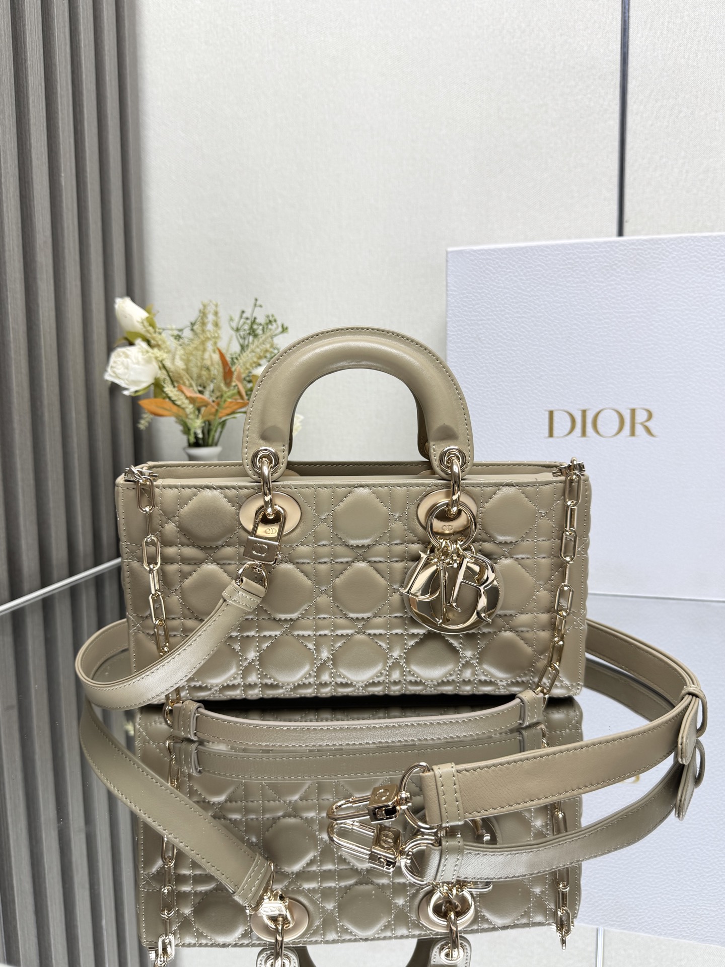 NO:855194,MEDIUM LADY D-JOY BAG 'Apricot Lambskin' This Lady D-Joy handbag highlights the simple aesthetics of the Lady Dior collection, embodying Dior's deep insight into elegance and beauty. Carefully crafted from black matte cow leather, with classic cannage topstitching to create eye-catching quilting details, the sophisticated sewing craftsmanship is revealed. Tonal metal D.I.O.R.  The pendant highlights elegance. The small style is equipped with a detachable chain shoulder strap and an adjustable and removable leather shoulder strap. It can be carried by hand, shoulder or cross-body. It is an ideal choice for daily styling. Detachable chain shoulder strap Removable and adjustable leather shoulder strap Model Size 26×13.5×5 cm Can store an iPhone and other accessories 238600,Dior,dior,dior,cowhide,sheepskin19860909中号 LADY D-JOY 手袋「杏色小羊皮」 这款 Lady D-Joy 手袋凸显 Lady Dior 系列的简约美学,集中体现了 Dior 对典雅和美丽的深刻洞见.采用黑色哑光牛皮革精心制作,以经典的藤格纹缉面线打造醒目的绗缝细节,精良的缝制工艺显露无遗.同色调金属 D.I.O.R. 吊饰彰显优雅气质.小号款式,搭配可拆卸的链条肩带和可调节、可拆卸的皮革肩带,可手提、肩背或斜挎,是日常造型的理想之选. 可拆卸链条肩带 可拆卸、可调节的皮革肩带 型号 尺寸26×13.5×5 cm 可收纳一部 iPhone和其他配饰 238600,迪奥,dior,dior,cowhide,sheepskin,Bag