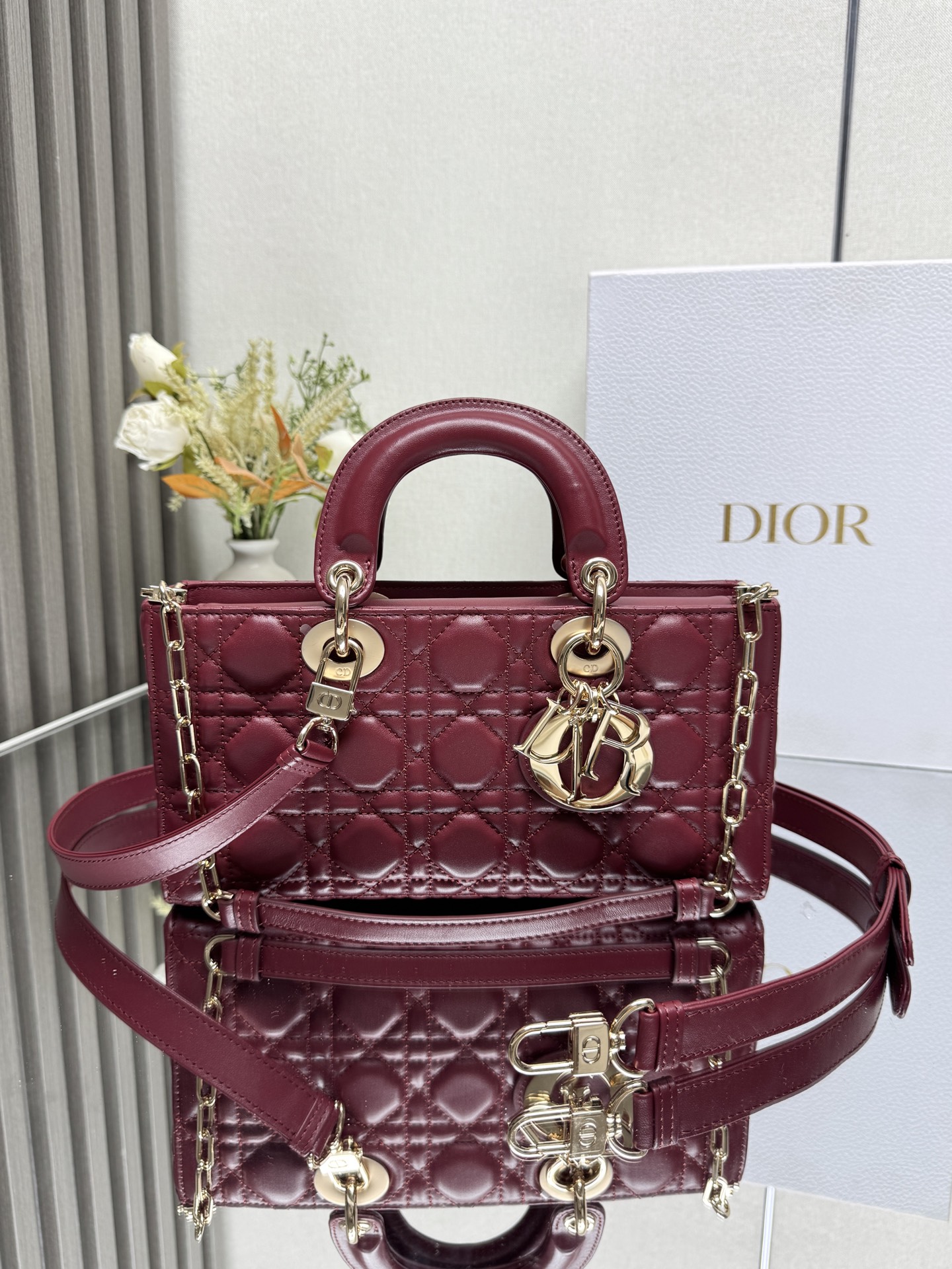 NO:855204,MEDIUM LADY D-JOY BAG 'Marbourne Lambskin' This Lady D-Joy handbag highlights the simple aesthetics of the Lady Dior collection, embodying Dior's deep insight into elegance and beauty. Carefully crafted from black matte cow leather, with classic cannage topstitching to create eye-catching quilting details, the sophisticated sewing craftsmanship is revealed. Tonal metal D.I.O.R.  The pendant highlights elegance. The small style is equipped with a detachable chain shoulder strap and an adjustable and removable leather shoulder strap. It can be carried by hand, shoulder or cross-body. It is an ideal choice for daily styling. Detachable chain shoulder strap Removable and adjustable leather shoulder strap Model Size 26×13.5×5 cm Can store an iPhone and other accessories 238600,Dior,dior,dior,cowhide,sheepskin19860909中号 LADY D-JOY 手袋「枣红色小羊皮」 这款 Lady D-Joy 手袋凸显 Lady Dior 系列的简约美学,集中体现了 Dior 对典雅和美丽的深刻洞见.采用黑色哑光牛皮革精心制作,以经典的藤格纹缉面线打造醒目的绗缝细节,精良的缝制工艺显露无遗.同色调金属 D.I.O.R. 吊饰彰显优雅气质.小号款式,搭配可拆卸的链条肩带和可调节、可拆卸的皮革肩带,可手提、肩背或斜挎,是日常造型的理想之选. 可拆卸链条肩带 可拆卸、可调节的皮革肩带 型号 尺寸26×13.5×5 cm 可收纳一部 iPhone和其他配饰 238600,迪奥,dior,dior,cowhide,sheepskin,Bag
