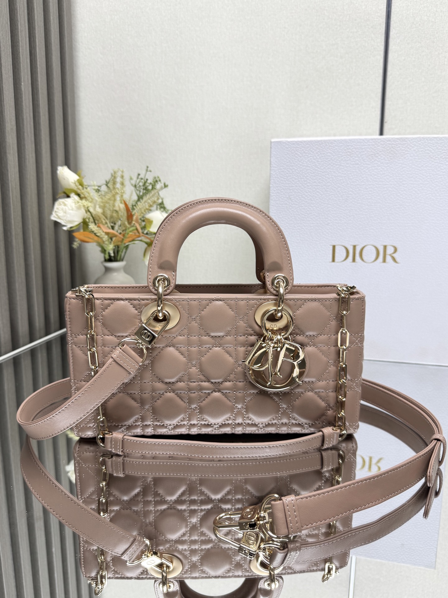 NO:855224,MEDIUM LADY D-JOY BAG 'Bean paste pink lambskin' This Lady D-Joy handbag highlights the simple aesthetics of the Lady Dior series, embodying Dior's deep insight into elegance and beauty. Carefully crafted from black matte cow leather, with classic cannage topstitching to create eye-catching quilting details, the exquisite sewing technology is fully revealed. Tonal metal D.I.O.R.  The pendant highlights elegance. The small style is equipped with a detachable chain shoulder strap and an adjustable and removable leather shoulder strap. It can be carried by hand, shoulder or cross-body. It is an ideal choice for daily styling. Detachable chain shoulder strap Removable and adjustable leather shoulder strap Model Size 26×13.5×5 cm Can store an iPhone and other accessories 238600,Dior,dior,dior,cowhide,sheepskin19860909中号 LADY D-JOY 手袋「豆沙粉色小羊皮」 这款 Lady D-Joy 手袋凸显 Lady Dior 系列的简约美学,集中体现了 Dior 对典雅和美丽的深刻洞见.采用黑色哑光牛皮革精心制作,以经典的藤格纹缉面线打造醒目的绗缝细节,精良的缝制工艺显露无遗.同色调金属 D.I.O.R. 吊饰彰显优雅气质.小号款式,搭配可拆卸的链条肩带和可调节、可拆卸的皮革肩带,可手提、肩背或斜挎,是日常造型的理想之选. 可拆卸链条肩带 可拆卸、可调节的皮革肩带 型号 尺寸26×13.5×5 cm 可收纳一部 iPhone和其他配饰 238600,迪奥,dior,dior,cowhide,sheepskin,Bag