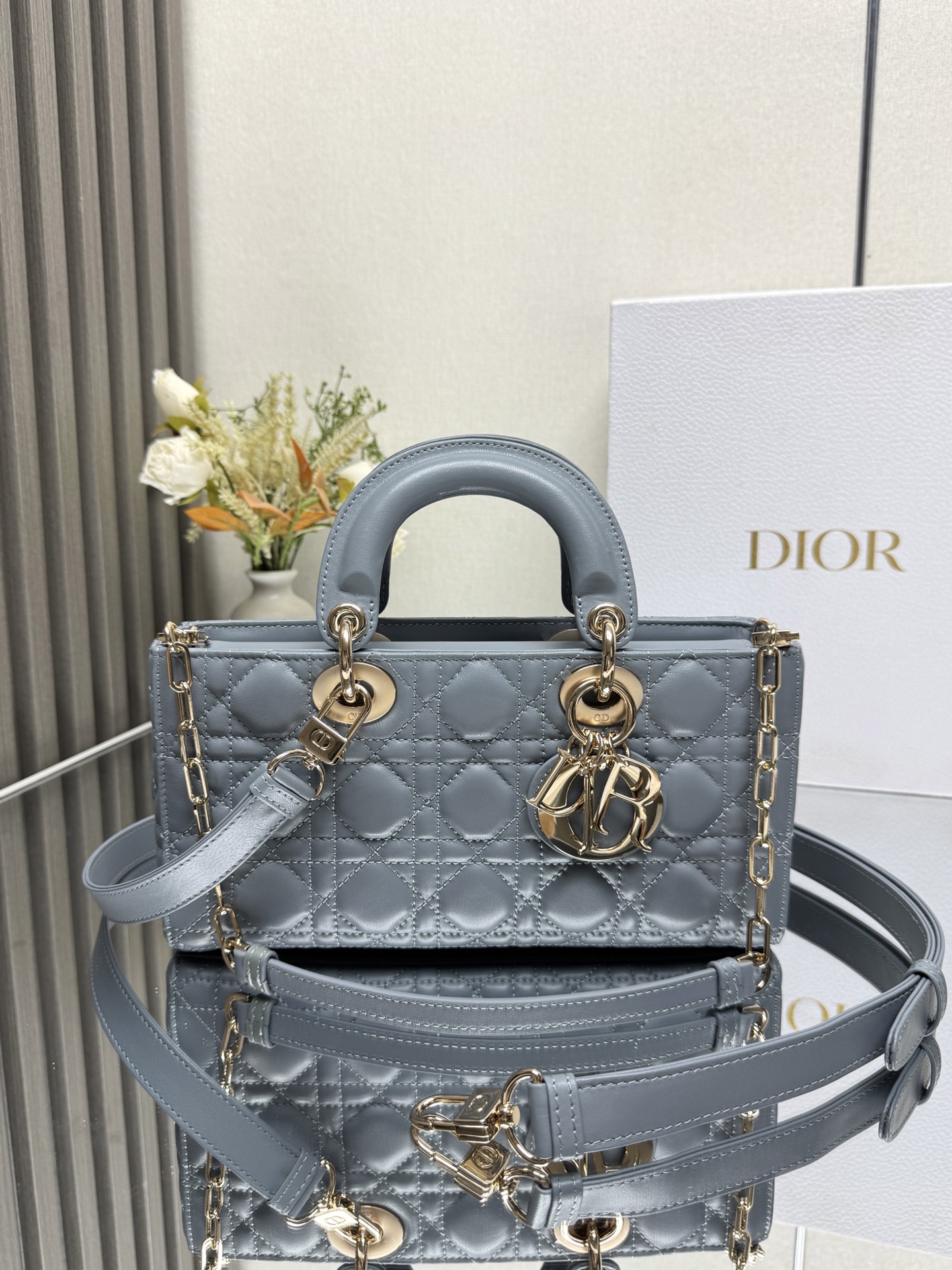NO:855236,MEDIUM LADY D-JOY BAG 'Haze Blue Lambskin' This Lady D-Joy handbag highlights the simple aesthetics of the Lady Dior series, embodying Dior's deep insight into elegance and beauty. Carefully crafted from black matte cow leather, with classic cannage topstitching to create eye-catching quilting details, the exquisite sewing technology is fully revealed. Tonal metal D.I.O.R.  The pendant highlights elegance. The small style is equipped with a detachable chain shoulder strap and an adjustable and removable leather shoulder strap. It can be carried by hand, shoulder or cross-body. It is an ideal choice for daily styling. Detachable chain shoulder strap Removable and adjustable leather shoulder strap Model Size 26×13.5×5 cm Can store an iPhone and other accessories 238600,Dior,dior,dior,cowhide,sheepskin19860909中号 LADY D-JOY 手袋「雾霾蓝小羊皮」 这款 Lady D-Joy 手袋凸显 Lady Dior 系列的简约美学,集中体现了 Dior 对典雅和美丽的深刻洞见.采用黑色哑光牛皮革精心制作,以经典的藤格纹缉面线打造醒目的绗缝细节,精良的缝制工艺显露无遗.同色调金属 D.I.O.R. 吊饰彰显优雅气质.小号款式,搭配可拆卸的链条肩带和可调节、可拆卸的皮革肩带,可手提、肩背或斜挎,是日常造型的理想之选. 可拆卸链条肩带 可拆卸、可调节的皮革肩带 型号 尺寸26×13.5×5 cm 可收纳一部 iPhone和其他配饰 238600,迪奥,dior,dior,cowhide,sheepskin,Bag