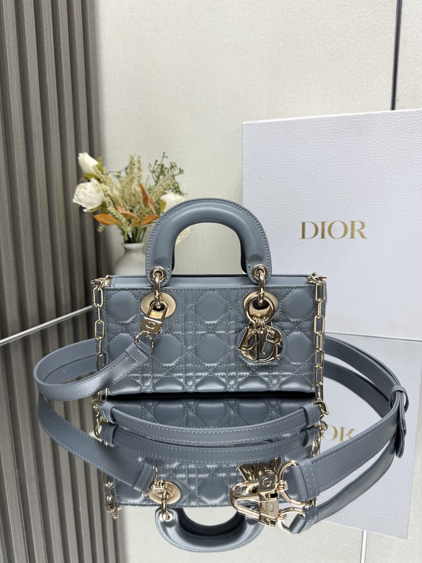 NO:855261,SMALL LADY D-JOY BAG 'Haze Blue Lambskin' This Lady D-Joy handbag highlights the simple aesthetics of the Lady Dior series and embodies Dior's deep insight into elegance and beauty. It is carefully crafted from black matte cow leather, with classic cannage pattern topstitching to create eye-catching quilting details, and the exquisite sewing technology is fully revealed. Tonal metal D.I.O.R.  The pendant highlights elegance. The small style is equipped with a detachable chain shoulder strap and an adjustable and removable leather shoulder strap. It can be carried by hand, on the shoulder or cross-body. It is an ideal choice for daily styling.19860909小号 LADY D-JOY 手袋「雾霾蓝小羊皮」 这款 Lady D-Joy 手袋凸显 Lady Dior 系列的简约美学,集中体现了 Dior 对典雅和美丽的深刻洞见.采用黑色哑光牛皮革精心制作,以经典的藤格纹缉面线打造醒目的绗缝细节,精良的缝制工艺显露无遗.同色调金属 D.I.O.R. 吊饰彰显优雅气质.小号款式,搭配可拆卸的链条肩带和可调节、可拆卸的皮革肩带,可手提、肩背或斜挎,是日常造型的理想之选 可拆卸链条肩带 可拆卸、可调节的皮革肩带 型号0613 尺寸22 x 12 x 6 cm 238580,迪奥,dior,dior,cowhide,sheepskin,Bag