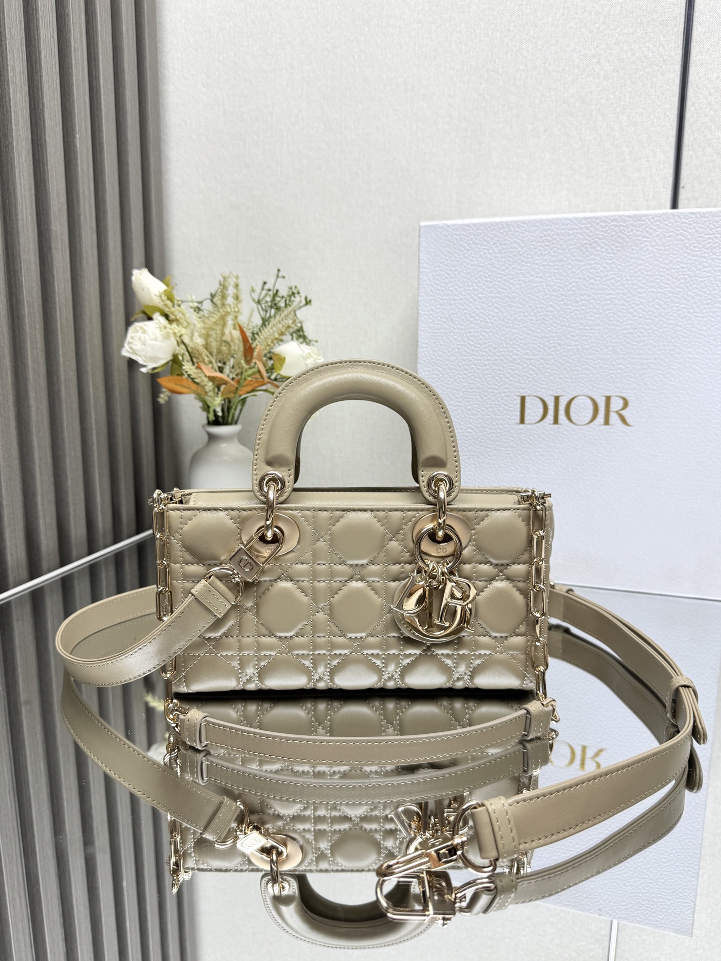 NO:855271,SMALL LADY D-JOY BAG 'Apricot Lambskin' This Lady D-Joy handbag highlights the simple aesthetics of the Lady Dior series, embodying Dior's deep insight into elegance and beauty. Carefully crafted from black matte cow leather, with classic cannage topstitching to create eye-catching quilting details, the exquisite sewing technology is fully revealed. Tonal metal D.I.O.R.  The pendant highlights elegance. The small style is equipped with a detachable chain shoulder strap and an adjustable and removable leather shoulder strap. It can be carried by hand, on the shoulder or cross-body. It is an ideal choice for daily styling.19860909小号 LADY D-JOY 手袋「杏色小羊皮」 这款 Lady D-Joy 手袋凸显 Lady Dior 系列的简约美学,集中体现了 Dior 对典雅和美丽的深刻洞见.采用黑色哑光牛皮革精心制作,以经典的藤格纹缉面线打造醒目的绗缝细节,精良的缝制工艺显露无遗.同色调金属 D.I.O.R. 吊饰彰显优雅气质.小号款式,搭配可拆卸的链条肩带和可调节、可拆卸的皮革肩带,可手提、肩背或斜挎,是日常造型的理想之选 可拆卸链条肩带 可拆卸、可调节的皮革肩带 型号0613 尺寸22 x 12 x 6 cm 238580,迪奥,dior,dior,cowhide,sheepskin,Bag