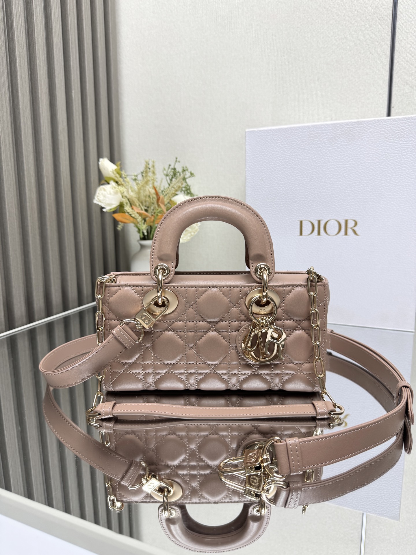 NO:855281,SMALL LADY D-JOY BAG 'Bean paste pink lambskin' This Lady D-Joy handbag highlights the simple aesthetics of the Lady Dior series, embodying Dior's deep insight into elegance and beauty. Carefully crafted from black matte cow leather, with classic cannage topstitching to create eye-catching quilting details, the exquisite sewing technology is fully revealed. Tonal metal D.I.O.R.  The pendant highlights elegance. The small style is equipped with a detachable chain shoulder strap and an adjustable and removable leather shoulder strap. It can be carried by hand, on the shoulder or cross-body. It is an ideal choice for daily styling.19860909小号 LADY D-JOY 手袋「豆沙粉小羊皮」 这款 Lady D-Joy 手袋凸显 Lady Dior 系列的简约美学,集中体现了 Dior 对典雅和美丽的深刻洞见.采用黑色哑光牛皮革精心制作,以经典的藤格纹缉面线打造醒目的绗缝细节,精良的缝制工艺显露无遗.同色调金属 D.I.O.R. 吊饰彰显优雅气质.小号款式,搭配可拆卸的链条肩带和可调节、可拆卸的皮革肩带,可手提、肩背或斜挎,是日常造型的理想之选 可拆卸链条肩带 可拆卸、可调节的皮革肩带 型号0613 尺寸22 x 12 x 6 cm 238580,迪奥,dior,dior,cowhide,sheepskin,Bag