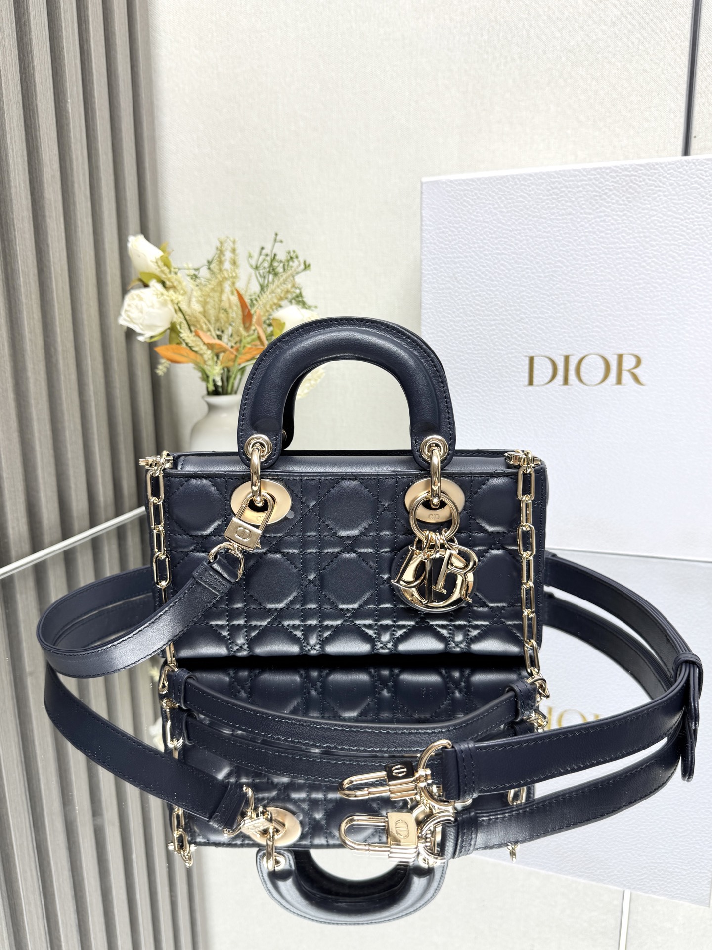NO:855290,SMALL LADY D-JOY BAG 'Dark Blue Lambskin' This Lady D-Joy handbag highlights the simple aesthetics of the Lady Dior series, embodying Dior's deep insight into elegance and beauty. Carefully crafted from black matte cow leather, with classic cannage topstitching to create eye-catching quilting details, the exquisite sewing technology is fully revealed. Tonal metal D.I.O.R.  The pendant highlights elegance. The small style is equipped with a detachable chain shoulder strap and an adjustable and removable leather shoulder strap. It can be carried by hand, on the shoulder or cross-body. It is an ideal choice for daily styling.19860909小号 LADY D-JOY 手袋「深蓝色小羊皮」 这款 Lady D-Joy 手袋凸显 Lady Dior 系列的简约美学,集中体现了 Dior 对典雅和美丽的深刻洞见.采用黑色哑光牛皮革精心制作,以经典的藤格纹缉面线打造醒目的绗缝细节,精良的缝制工艺显露无遗.同色调金属 D.I.O.R. 吊饰彰显优雅气质.小号款式,搭配可拆卸的链条肩带和可调节、可拆卸的皮革肩带,可手提、肩背或斜挎,是日常造型的理想之选 可拆卸链条肩带 可拆卸、可调节的皮革肩带 型号0613 尺寸22 x 12 x 6 cm 238580,迪奥,dior,dior,cowhide,sheepskin,Bag