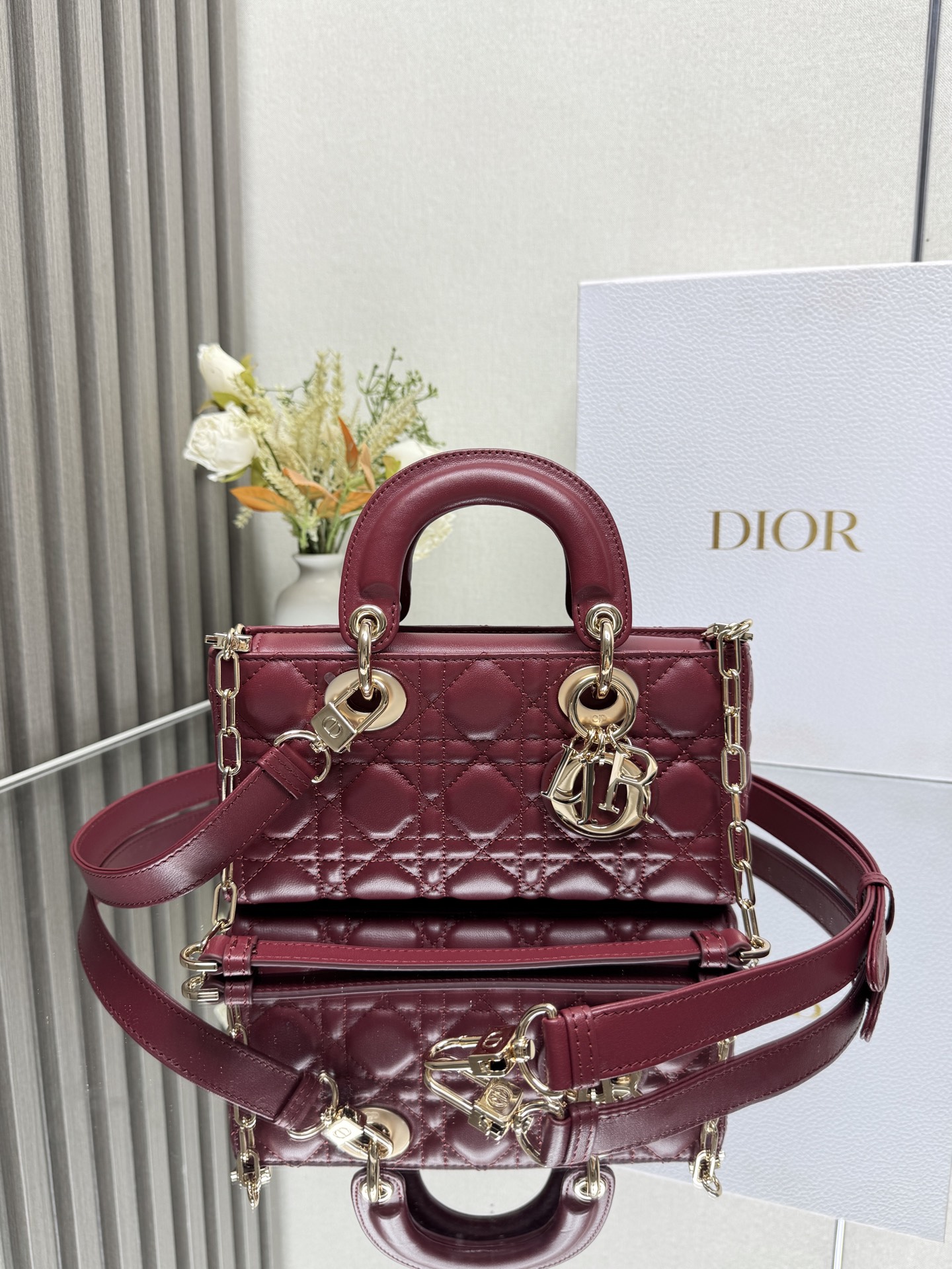NO:855299,SMALL LADY D-JOY BAG 'Maubar Lambskin' This Lady D-Joy handbag highlights the simple aesthetics of the Lady Dior series, embodying Dior's deep insight into elegance and beauty. Carefully crafted from black matte cow leather, with classic cannage topstitching to create eye-catching quilting details, the exquisite sewing technology is fully revealed. Tonal metal D.I.O.R.  The pendant highlights elegance. The small style is equipped with a detachable chain shoulder strap and an adjustable and removable leather shoulder strap. It can be carried by hand, on the shoulder or cross-body. It is an ideal choice for daily styling.19860909小号 LADY D-JOY 手袋「枣红色小羊皮」 这款 Lady D-Joy 手袋凸显 Lady Dior 系列的简约美学,集中体现了 Dior 对典雅和美丽的深刻洞见.采用黑色哑光牛皮革精心制作,以经典的藤格纹缉面线打造醒目的绗缝细节,精良的缝制工艺显露无遗.同色调金属 D.I.O.R. 吊饰彰显优雅气质.小号款式,搭配可拆卸的链条肩带和可调节、可拆卸的皮革肩带,可手提、肩背或斜挎,是日常造型的理想之选 可拆卸链条肩带 可拆卸、可调节的皮革肩带 型号0613 尺寸22 x 12 x 6 cm 238580,迪奥,dior,dior,cowhide,sheepskin,Bag