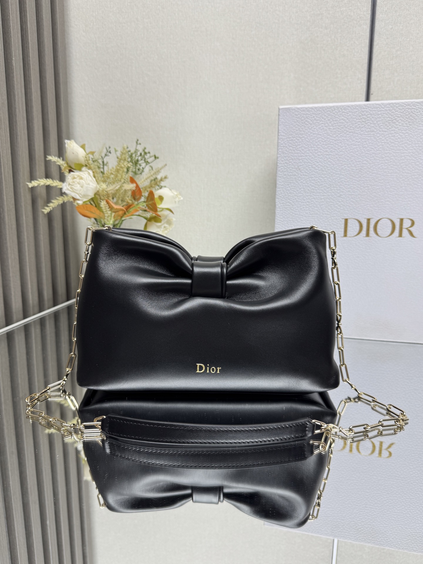 NO:855176,Dior-LAMBSKIN 2026 spring and summer new handbag 'Black Light Gold Chain' LAMBSKIN chain bag, brand new bag shape, calf leather texture, elegant and practical style, can store a variety of daily necessities, is an ideal companion for day and evening wear. The detachable chain is embellished with bows for more exquisiteness, and can be carried by hand or cross-body. Model 60344 0722 Dimensions 27×8×18cm (length×width×height)  23852,Dior,dior,dior,cowhide19860909Dior-LAMBSKIN 2026春夏 新款手袋 「黑色 浅金链」 LAMBSKIN链条包,全新的包形,小牛皮革的质感,优雅大气,款式实用,可收纳各种日常用品,是日装和晚装的理想良伴.可拆卸链条以蝴蝶结点缀更显精致,可手提或斜挎. 型号60344 0722 尺寸27×8×18cm（长×宽×高） 23852,迪奥,dior,dior,cowhide,Bag