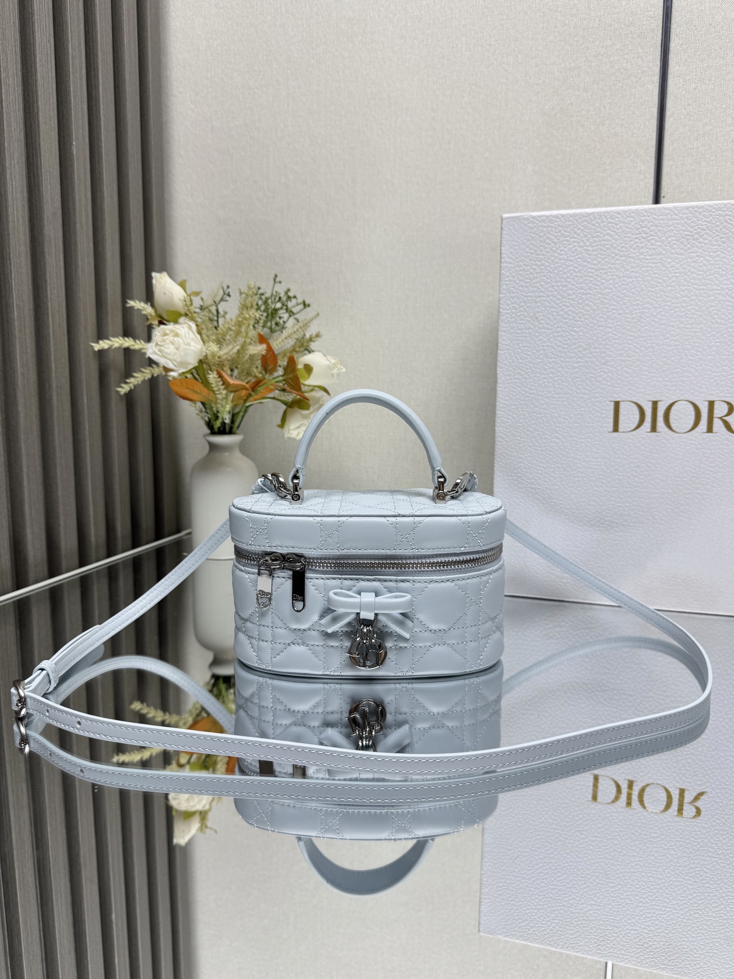 NO:855083,Dior 30 Montaigne Mini Vanity Butterfly Bag 'Blue Sheepskin' This 30 Montaigne mini Vanity handbag is exquisitely designed, combining practical function and elegance, enhancing the style of the series. It is carefully made of black sheepskin rhombus, with sheepskin lining and a CD on the front  Logo enhances style. It can store all your daily essentials and features an interior pocket and mirror for added sophistication. Can be carried by the handle and comes with a tonal adjustable leather strap for shoulder or cross-body wear. CD logo on the front Zip closure with CD puller Top handle 1 compartment Internal patch pocket Adjustable, removable leather shoulder strap Model 2603 Dimensions 17 x 8.5 x 11 cm (L x H x W)  Can store 1 mobile phone, 1 card holder and lipstick 23857,Dior,dior,dior,sheepskin19860909Dior 30 Montaigne 迷你 Vanity 蝴蝶手袋「蓝色羊皮」 这款 30 Montaigne 迷你 Vanity 手袋设计精巧,兼具实用功能与高雅气质,为该系列提升格调.采用黑色羊皮菱格精心制作,内里配羊皮,正面饰以 CD 标志提升格调.可收纳各种日常用品,设有一个内部口袋和镜子,更显精致.可通过手柄手提,搭配同色可调节皮肩带,可肩背或斜挎. 正面饰以 CD 标志 拉链开合搭配 CD 拉链头 顶部手柄 1 个隔层 内部贴袋 可调节、可拆卸的皮革肩带 型号2603 尺寸17 x 8.5 x 11 厘米（长 x 高 x 宽） 可收纳 1 部手机、1 个卡夹和唇膏 23857,迪奥,dior,dior,sheepskin,Bag
