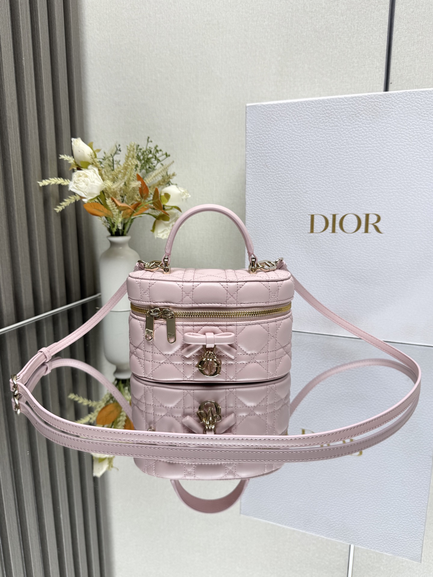 NO:855092,Dior 30 Montaigne Mini Vanity Butterfly Handbag 'Pink Sheepskin' This 30 Montaigne mini Vanity handbag is exquisitely designed, combining practical function and elegance, enhancing the style of the series. It is carefully made of black sheepskin rhombus, with sheepskin lining and a CD on the front  Logo enhances style. It can store all your daily essentials and features an interior pocket and mirror for added sophistication. Can be carried by the handle and comes with a tonal adjustable leather strap for shoulder or cross-body wear. CD logo on the front Zip closure with CD puller Top handle 1 compartment Internal patch pocket Adjustable, removable leather shoulder strap Model 2603 Dimensions 17 x 8.5 x 11 cm (L x H x W)  Can store 1 mobile phone, 1 card holder and lipstick 23857,Dior,dior,dior,sheepskin19860909Dior 30 Montaigne 迷你 Vanity 蝴蝶手袋「粉色羊皮」 这款 30 Montaigne 迷你 Vanity 手袋设计精巧,兼具实用功能与高雅气质,为该系列提升格调.采用黑色羊皮菱格精心制作,内里配羊皮,正面饰以 CD 标志提升格调.可收纳各种日常用品,设有一个内部口袋和镜子,更显精致.可通过手柄手提,搭配同色可调节皮肩带,可肩背或斜挎. 正面饰以 CD 标志 拉链开合搭配 CD 拉链头 顶部手柄 1 个隔层 内部贴袋 可调节、可拆卸的皮革肩带 型号2603 尺寸17 x 8.5 x 11 厘米（长 x 高 x 宽） 可收纳 1 部手机、1 个卡夹和唇膏 23857,迪奥,dior,dior,sheepskin,Bag