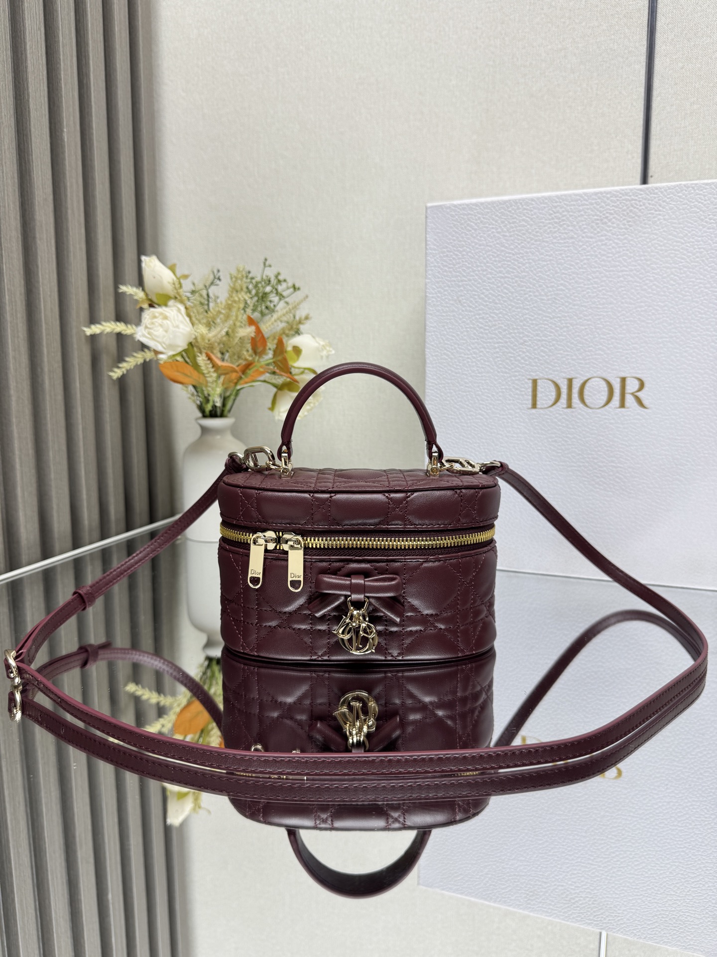 NO:855101,Dior 30 Montaigne Mini Vanity Butterfly Handbag 'Burgundy Sheepskin' This 30 Montaigne mini Vanity handbag is exquisitely designed, combining practical function and elegance, enhancing the style of the series. It is carefully made of black sheepskin rhombus, with sheepskin lining and a CD on the front  Logo enhances style. It can store all your daily essentials and features an interior pocket and mirror for added sophistication. Can be carried by the handle and comes with a tonal adjustable leather strap for shoulder or cross-body wear. CD logo on the front Zip closure with CD puller Top handle 1 compartment Internal patch pocket Adjustable, removable leather shoulder strap Model 2603 Dimensions 17 x 8.5 x 11 cm (L x H x W)  Can store 1 mobile phone, 1 card holder and lipstick 23857,Dior,dior,dior,sheepskin19860909Dior 30 Montaigne 迷你 Vanity 蝴蝶手袋「酒红色羊皮」 这款 30 Montaigne 迷你 Vanity 手袋设计精巧,兼具实用功能与高雅气质,为该系列提升格调.采用黑色羊皮菱格精心制作,内里配羊皮,正面饰以 CD 标志提升格调.可收纳各种日常用品,设有一个内部口袋和镜子,更显精致.可通过手柄手提,搭配同色可调节皮肩带,可肩背或斜挎. 正面饰以 CD 标志 拉链开合搭配 CD 拉链头 顶部手柄 1 个隔层 内部贴袋 可调节、可拆卸的皮革肩带 型号2603 尺寸17 x 8.5 x 11 厘米（长 x 高 x 宽） 可收纳 1 部手机、1 个卡夹和唇膏 23857,迪奥,dior,dior,sheepskin,Bag