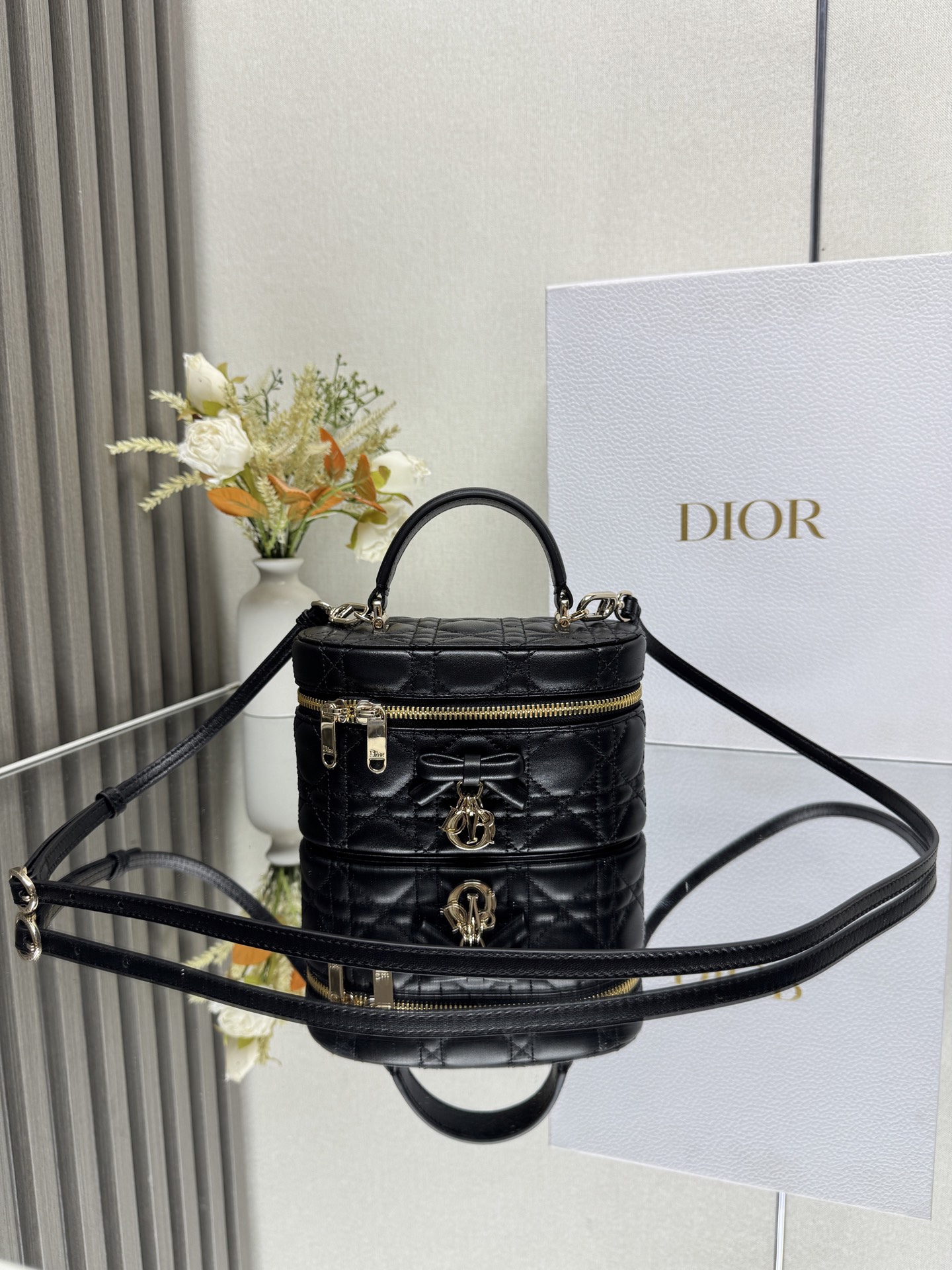 NO:855110,Dior 30 Montaigne Mini Vanity Butterfly Bag 'Black Sheepskin' This 30 Montaigne mini Vanity handbag is exquisitely designed, combining practical function and elegance, enhancing the style of the series. It is carefully made of black sheepskin rhombus, with sheepskin lining and a CD on the front  Logo enhances style. It can store all your daily essentials and features an interior pocket and mirror for added sophistication. Can be carried by the handle and comes with a tonal adjustable leather strap for shoulder or cross-body wear. CD logo on the front Zip closure with CD puller Top handle 1 compartment Internal patch pocket Adjustable, removable leather shoulder strap Model 2603 Dimensions 17 x 8.5 x 11 cm (L x H x W)  Can store 1 mobile phone, 1 card holder and lipstick 23857,Dior,dior,dior,sheepskin19860909Dior 30 Montaigne 迷你 Vanity 蝴蝶手袋「黑色羊皮」 这款 30 Montaigne 迷你 Vanity 手袋设计精巧,兼具实用功能与高雅气质,为该系列提升格调.采用黑色羊皮菱格精心制作,内里配羊皮,正面饰以 CD 标志提升格调.可收纳各种日常用品,设有一个内部口袋和镜子,更显精致.可通过手柄手提,搭配同色可调节皮肩带,可肩背或斜挎. 正面饰以 CD 标志 拉链开合搭配 CD 拉链头 顶部手柄 1 个隔层 内部贴袋 可调节、可拆卸的皮革肩带 型号2603 尺寸17 x 8.5 x 11 厘米（长 x 高 x 宽） 可收纳 1 部手机、1 个卡夹和唇膏 23857,迪奥,dior,dior,sheepskin,Bag