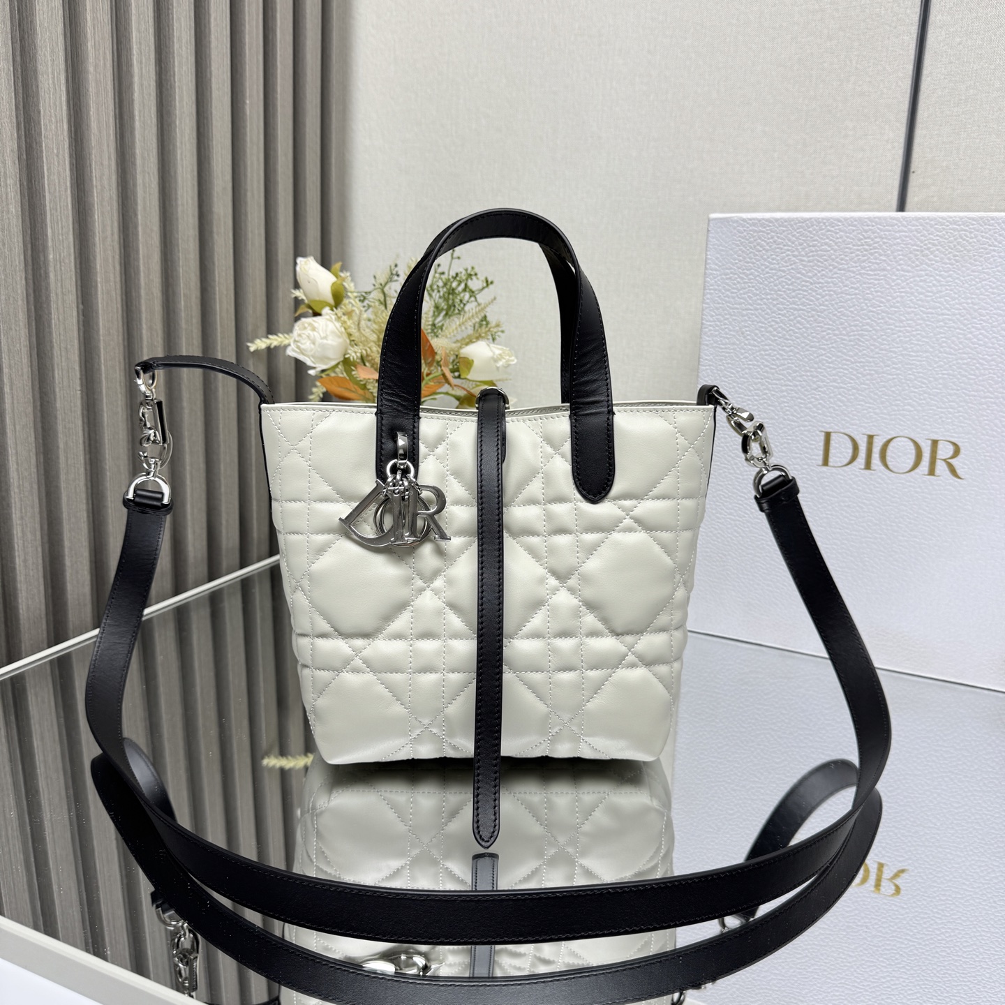 NO:855144,This Dior Toujours vertical handbag is a new product in the 2025 early spring ready-to-wear series. It is fashionable, practical and unique. It is carefully made of black cow leather and decorated with oversized cannage pattern topstitching. The spacious internal compartment can store a variety of daily necessities. It has a slim leather lace closure to safely store various items, and there is a CD Lock  Letter D knob-type buckle, adjustable on both sides, enhances style. Small style, top leather handle with detachable leather shoulder strap, can be carried by hand, shoulder or cross-body. Main body: cow leather. Lining: cow leather. Size 16×18×12cm. Style number 23867, Dior, dior, dior, cowhide.19860909这款 Dior Toujours竖版手袋是二零二五早春成衣系列新品,时尚实用,别具一格.采用黑色牛皮革精心制作,饰以超大藤格纹缉面线,宽敞的内部隔层可收纳各种日常用品.设有纤细皮革系带开合,可安全收纳各种物品,另有CD Lock 字母D旋钮式扣环,可调节两侧,提升格调.小号款式,顶部皮革手柄搭配可拆卸的皮革肩带,可手提、肩背或斜挎 主体:牛皮革里料:牛皮革 尺寸16×18×12cm 款号 23867,迪奥,dior,dior,cowhide,Bag