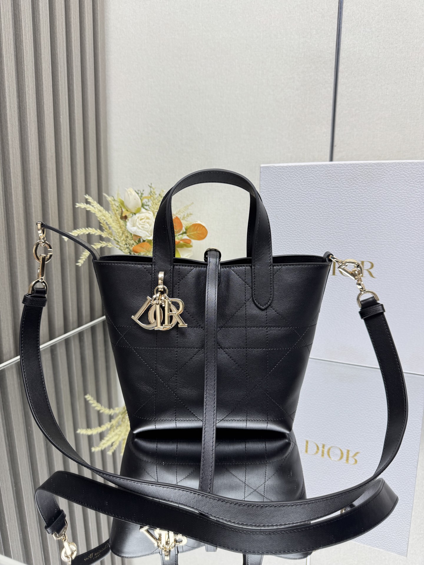 NO:855157,#small Dior Toujours vertical handbag 'Goat pattern black' This Dior Toujours vertical handbag is fashionable, practical and unique. It is carefully made of black cow leather and decorated with oversized cannage pattern topstitching. The spacious internal compartment can store a variety of daily necessities. It has a slim leather lace closure to safely store various items, and there is a CD Lock letter D.  Knob-style buckle with adjustable sides for added style. Small style, leather top handle with removable leather shoulder strap, can be carried by hand, shoulder or cross-body. Double fastening slim strap and Christian Dior Paris strap with CD Lock buckle D.I.O.R. charm Internal slip pocket for cards Leather top handle Removable leather shoulder strap Model Dimensions 18.5 x 18.5 x 12 cm (L x H x  wide) can store 2 wallets, 1 mobile phone, 2 card holders, sunglasses and lipstick 238600,Dior,dior,dior,wallets,cowhide19860909#小号 Dior Toujours 竖版手袋「山羊纹黑色」 这款 Dior Toujours 竖版手袋时尚实用,别具一格.采用黑色牛皮革精心制作,饰以超大藤格纹缉面线,宽敞的内部隔层可收纳各种日常用品.设有纤细皮革系带开合,可安全收纳各种物品,另有 CD Lock 字母 D 旋钮式扣环,可调节两侧,提升格调.小号款式,顶部皮革手柄搭配可拆卸的皮革肩带,可手提、肩背或斜挎. 双开合设计纤细系带和 Christian Dior Paris 系带搭配 CD Lock 扣环 D.I.O.R. 吊饰 内部插袋可放置卡片 顶部皮革手柄 可拆卸皮革肩带 型号 尺寸18.5 x 18.5 x 12 厘米（长 x 高 x 宽） 可收纳 2 个钱包、1 部手机、2 个卡夹、太阳眼镜和唇膏 238600,迪奥,dior,dior,wallets,cowhide,Bag