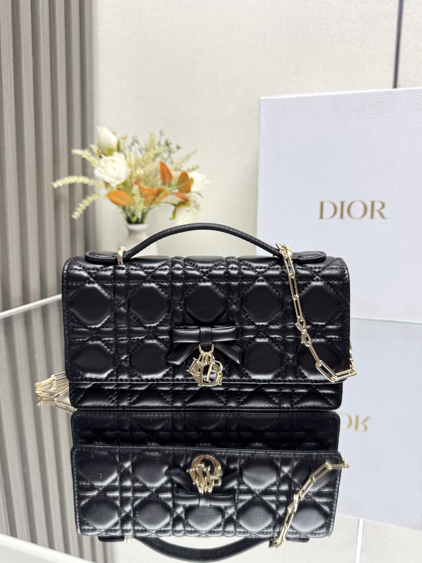 NO:855074,My Dior Mini Chain Bag - Sheepskin Bow This My Dior mini chain bag further enriches the collection with an elegant and practical design. Crafted from sheepskin, decorated with cannage pattern, the front flap is enhanced by a decorative leather bow, embellished with a light gold finish metallic D.I.O.R.  Charm. Practical style with multiple compartments and card slots to store all your daily essentials, ideal for day and evening wear. Top handle and detachable chain with bow links for hand carry or cross-body wear. Decorative bow with D.I.O.R. charm on the front Flap closure 2 internal compartments Back slip pocket 3 card slots Foldable leather top handle Removable chain embellished with beads Made in Italy Model:  0812 0984 Dimensions 21 x 11.5 x 4.5 cm (L x H x W) Holds 1 mobile phone, 1 card holder and lipstick Chain length cm Length from top of chain to top of bag 51 cm Weight grams Dimensions and weight details may vary depending on product material 23853,Dior,dior,dior,sheepskin19860909My Dior 迷你链条手袋-羊皮蝴蝶结 这款 My Dior 迷你链条手袋以优雅实用的设计进一步丰富此系列.采用羊皮革精心制作,饰以藤格纹,正面翻盖饰以装饰性皮革蝴蝶结提升格调,点缀以浅金色饰面金属 D.I.O.R. 吊饰.款式实用,设有多个隔层和卡槽,可收纳各种日常用品,是日装和晚装的理想良伴.搭配顶部手柄和饰以蝴蝶结链环的可拆卸链条,可手提或斜挎. 正面装饰性蝴蝶结饰以 D.I.O.R. 吊饰 翻盖开合 2 个内部隔层 背面插袋 3 个卡槽 可折叠的皮革顶部手柄 可拆卸链条点缀以珠饰 意大利制造 型号: 0812 0984 尺寸21 x 11.5 x 4.5 厘米（长 x 高 x 宽） 可收纳 1 部手机、1 个卡夹和唇膏 链条长度 厘米 链条顶端至手袋顶端长度51 厘米 重量 克 尺寸和重量详情可能因产品材质而有所不同23853,迪奥,dior,dior,sheepskin,Bag