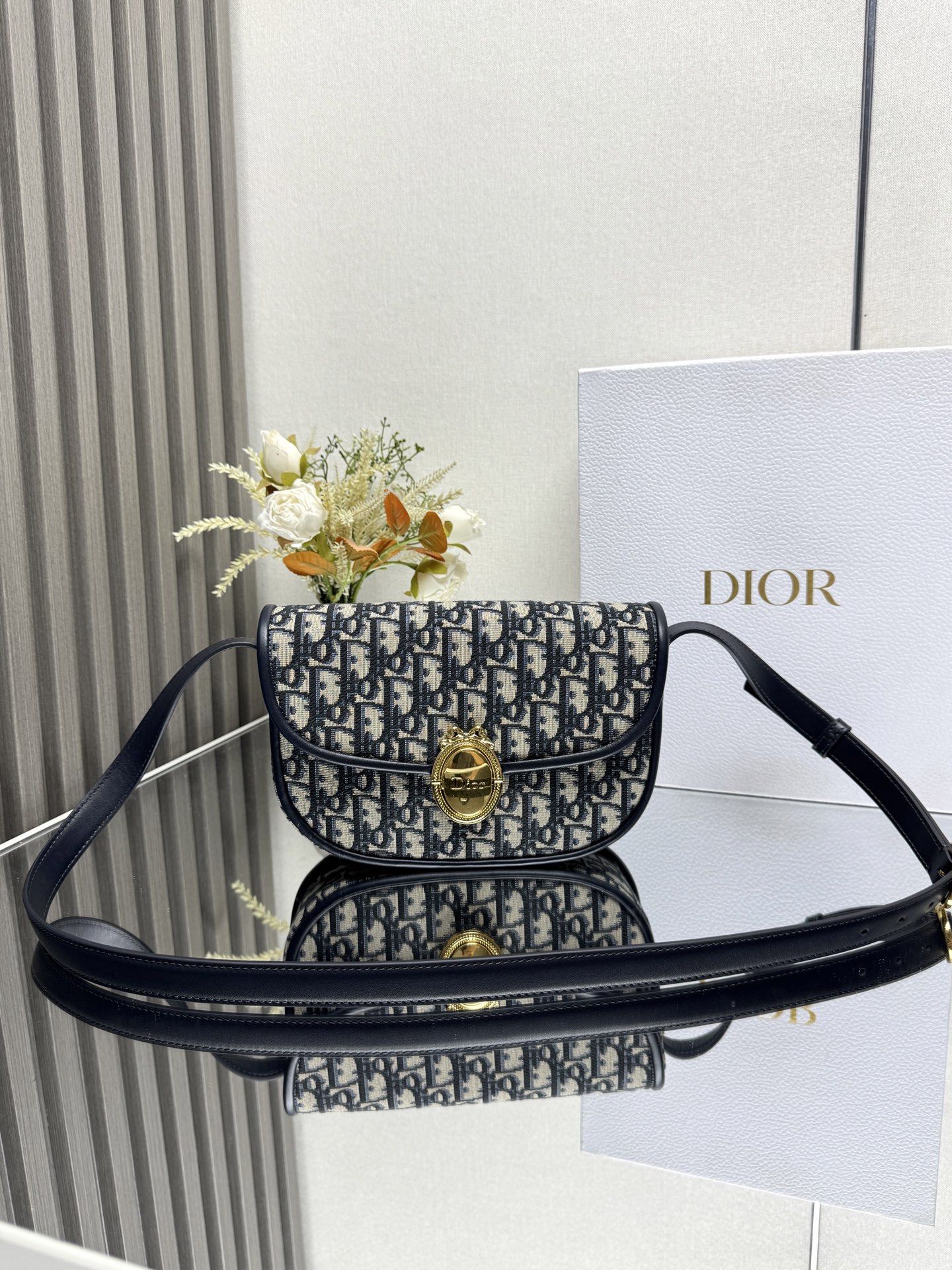 NO:855140,Dior Médaillon Flap Bag - Model: M3922 Blue Cloth This Dior Médaillon flip bag is a versatile daily classic item, embellished with Dior Médaillon buckles to enhance the style, echoing the eighteenth-century Rococo style aesthetics of the Dior Salon. Medium style, with adjustable leather shoulder strap, can be carried on the shoulder or cross-body. Main body cotton, cow leather, technical fabrics Lining cotton, linen, technical fabrics, cow leather  Flap closure with Dior Médaillon buckle Adjustable leather shoulder strap with textured buckle Internal zip pocket Back slip pocket Dust bag included Made in Italy Model number: M3922 Dimensions 23 x 16 x 6.5 cm (L x H x W) Holds 1 wallet, 1 mobile phone, 1 card holder, sunglasses and lipstick Strap length 97 - 112 cm  Length from top of shoulder strap to top of bag 41 - 49 cm Weight grams Dimensions and weight details may vary depending on product material 23856,Dior,dior,dior,wallets,cowhide19860909Dior Médaillon 翻盖包-型号: M3922蓝布 这款 Dior Médaillon 翻盖包是一款百搭的日常经典单品,点缀以 Dior Médaillon 扣环提升格调,呼应 Dior 沙龙十八世纪洛可可风格美学.中号款式,搭配可调节皮革肩带,可肩背或斜挎. 主体棉,牛皮革,科技面料 里料棉,亚麻,科技面料,牛皮革 翻盖开合搭配 Dior Médaillon 扣环 可调节皮革肩带搭配富有纹理的搭扣 内部拉链口袋 背面插袋 内含防尘袋 意大利制造 型号: M3922 尺寸23 x 16 x 6.5 厘米（长 x 高 x 宽） 可收纳 1 个钱包、1 部手机、1 个卡夹、太阳眼镜和唇膏 肩带长度97 - 112 厘米 肩带顶端至手袋顶端长度41 - 49 厘米 重量 克 尺寸和重量详情可能因产品材质而有所不同 23856,迪奥,dior,dior,wallets,cowhide,Bag