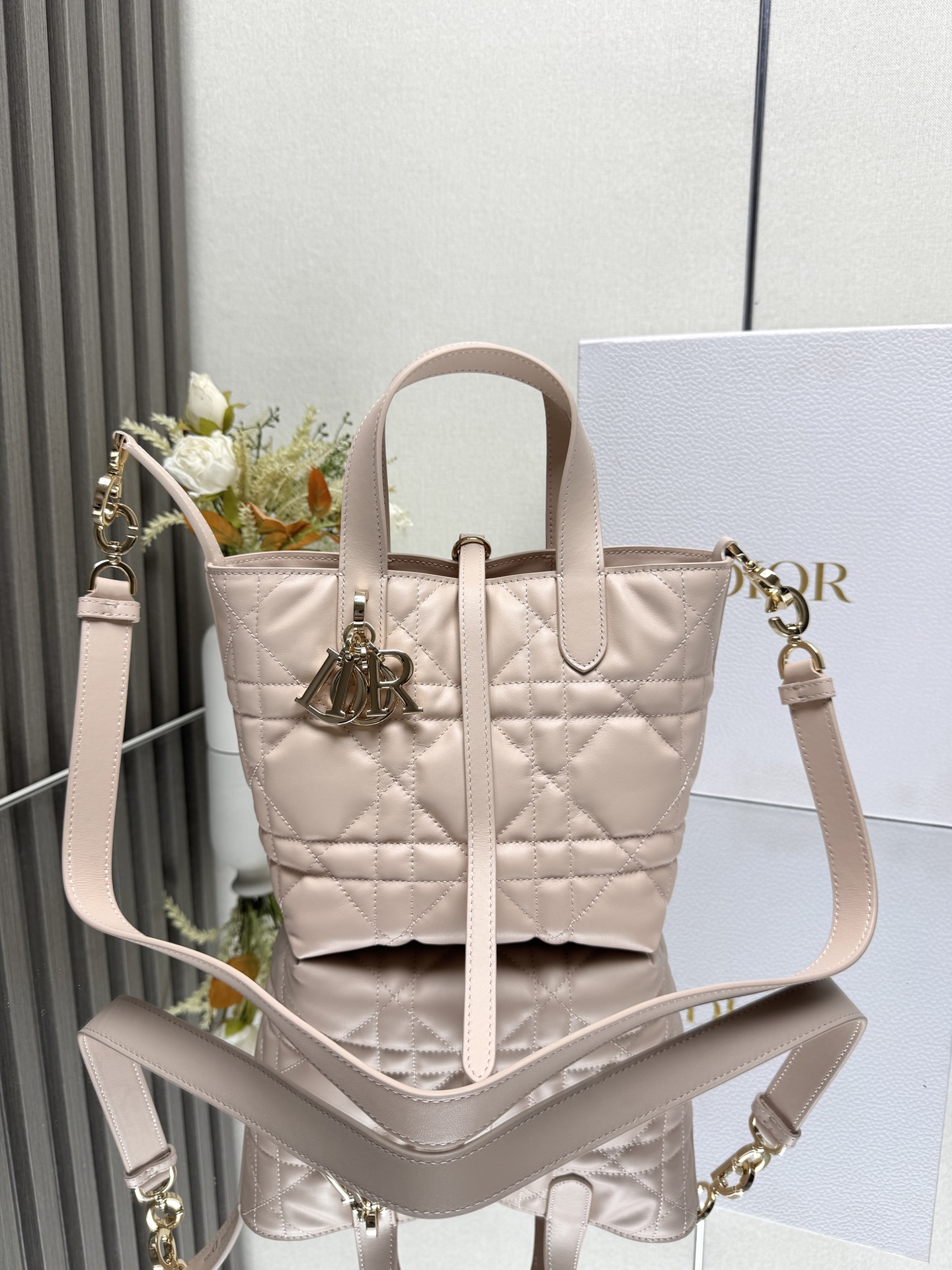 NO:855141,This Dior Toujours vertical handbag is a new product in the 2025 early spring ready-to-wear series. It is fashionable, practical and unique. It is carefully made of black cow leather and decorated with oversized cannage pattern topstitching. The spacious internal compartment can store a variety of daily necessities. It has a slim leather lace closure to safely store various items, and there is a CD Lock  Letter D knob-type buckle, adjustable on both sides, enhances style. Small style, top leather handle with detachable leather shoulder strap, can be carried by hand, shoulder or cross-body. Main body: cow leather. Lining: cow leather. Size 16×18×12cm. Style number 23867, Dior, dior, dior, cowhide.19860909这款 Dior Toujours竖版手袋是二零二五早春成衣系列新品,时尚实用,别具一格.采用黑色牛皮革精心制作,饰以超大藤格纹缉面线,宽敞的内部隔层可收纳各种日常用品.设有纤细皮革系带开合,可安全收纳各种物品,另有CD Lock 字母D旋钮式扣环,可调节两侧,提升格调.小号款式,顶部皮革手柄搭配可拆卸的皮革肩带,可手提、肩背或斜挎 主体:牛皮革里料:牛皮革 尺寸16×18×12cm 款号 23867,迪奥,dior,dior,cowhide,Bag