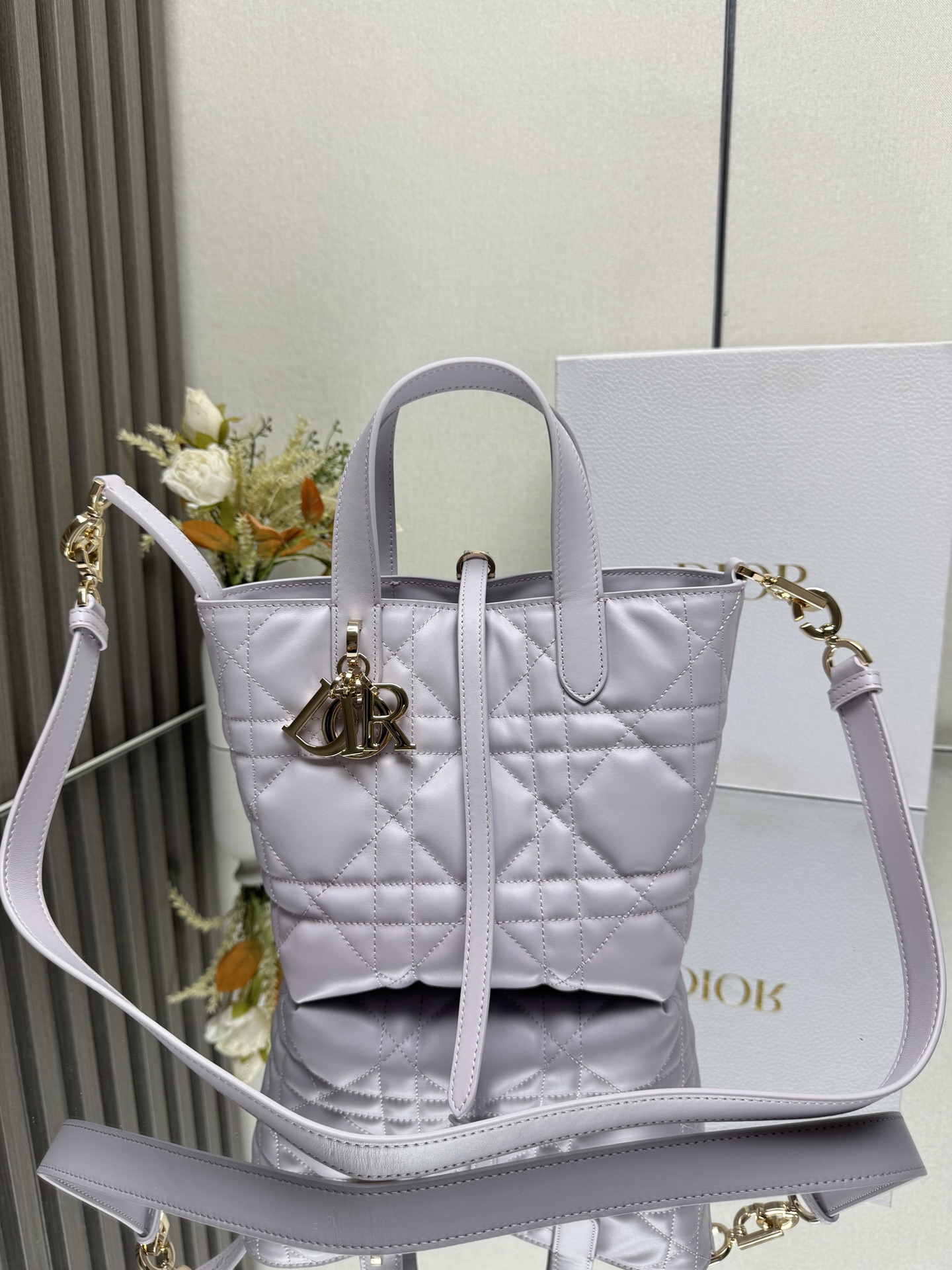 NO:855167,This Dior Toujours vertical handbag is a new product in the 2025 early spring ready-to-wear series. It is fashionable, practical and unique. It is carefully made of glacier blue cow leather and decorated with oversized cannage pattern topstitching. The spacious internal compartment can store a variety of daily necessities. It has a slim leather lace closure to safely store various items, and there is a CD Lock  Letter D knob-type buckle, adjustable on both sides, enhances style. Small style, top leather handle with detachable leather shoulder strap, can be carried by hand, shoulder or cross-body. Main body: cow leather. Lining: cow leather. Size 16×18×12cm. Style number, Dior, dior, dior, cowhide.19860909这款 Dior Toujours竖版手袋是二零二五早春成衣系列新品,时尚实用,别具一格.采用冰川蓝色牛皮革精心制作,饰以超大藤格纹缉面线,宽敞的内部隔层可收纳各种日常用品.设有纤细皮革系带开合,可安全收纳各种物品,另有CD Lock 字母D旋钮式扣环,可调节两侧,提升格调.小号款式,顶部皮革手柄搭配可拆卸的皮革肩带,可手提、肩背或斜挎 主体:牛皮革里料:牛皮革 尺寸16×18×12cm 款号,迪奥,dior,dior,cowhide,Bag