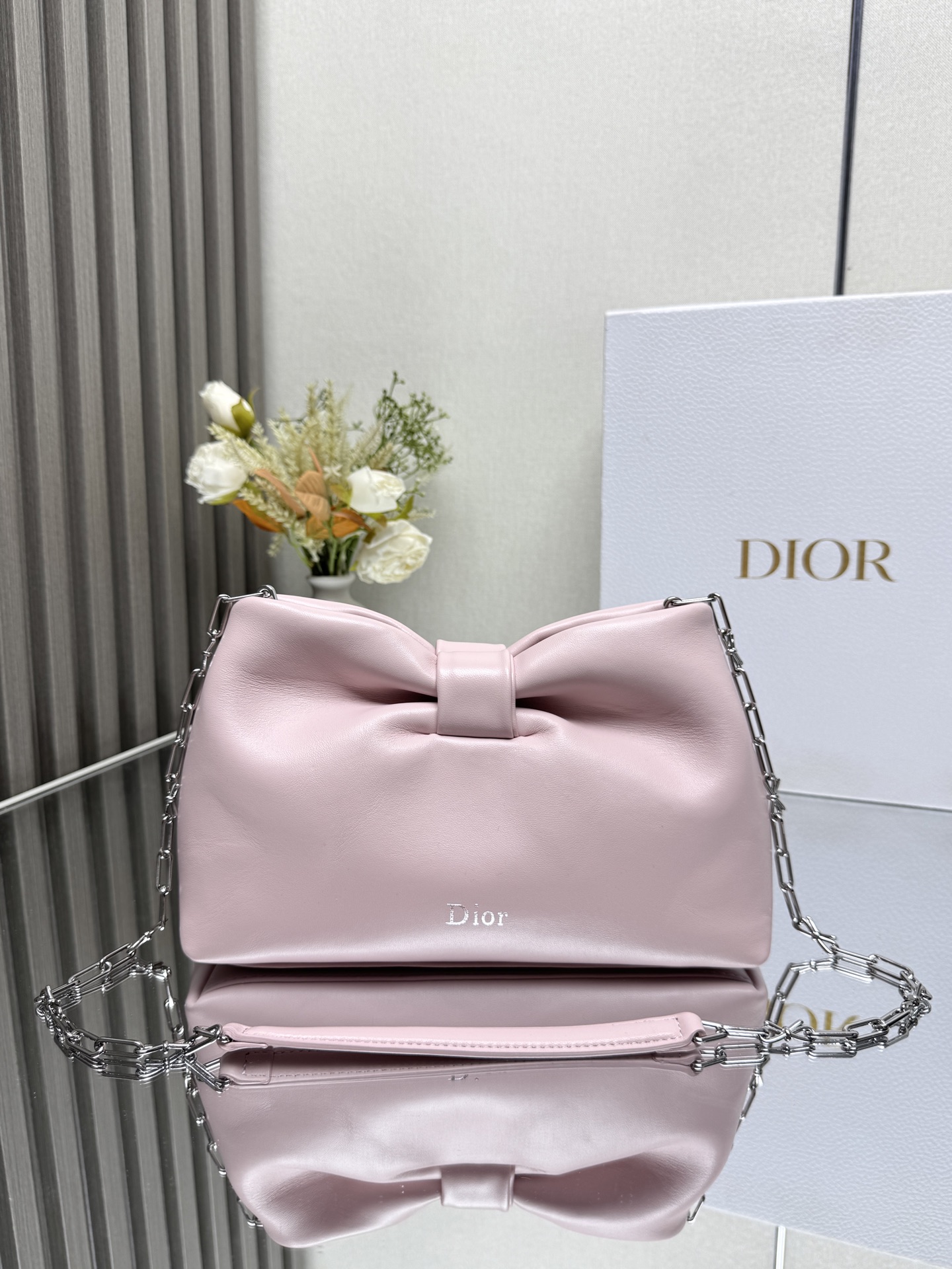 NO:855185,Dior-LAMBSKIN 2026 spring and summer new handbag 'Pink Silver Chain' LAMBSKIN chain bag, a new bag shape, calf leather texture, elegant and practical style, can store a variety of daily necessities, is an ideal companion for day and evening wear. The detachable chain is embellished with bows for more exquisiteness, and can be carried by hand or cross-body. Model 0722 Dimensions 27×8×18cm (length×width×height)  23852,Dior,dior,dior,cowhide19860909Dior-LAMBSKIN 2026春夏 新款手袋 「粉色 银链」 LAMBSKIN链条包,全新的包形,小牛皮革的质感,优雅大气,款式实用,可收纳各种日常用品,是日装和晚装的理想良伴.可拆卸链条以蝴蝶结点缀更显精致,可手提或斜挎. 型号0722 尺寸27×8×18cm（长×宽×高） 23852,迪奥,dior,dior,cowhide,Bag