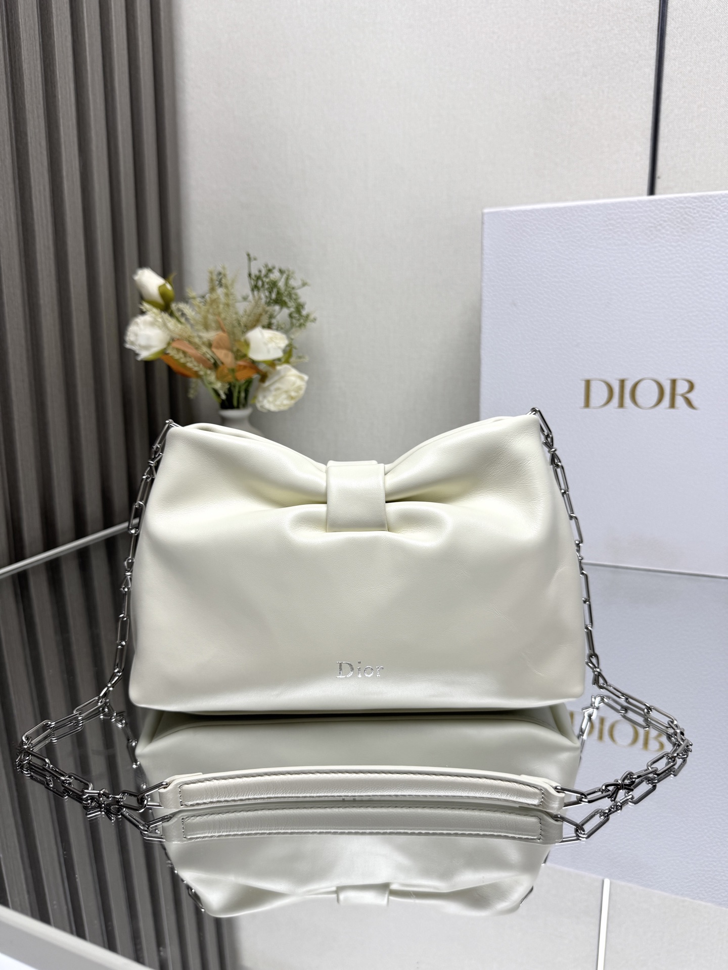 NO:855195,Dior-LAMBSKIN 2026 spring and summer new handbag 'White Silver Chain' LAMBSKIN chain bag, a new bag shape, calf leather texture, elegant and practical style, can store a variety of daily necessities, is an ideal companion for day and evening wear. The detachable chain is embellished with bows for more exquisiteness, and can be carried by hand or cross-body. Model 0722 2831 Dimensions 27×8×18cm (length×width×height)  23852,Dior,dior,dior,cowhide19860909Dior-LAMBSKIN 2026春夏 新款手袋 「白色 银链」 LAMBSKIN链条包,全新的包形,小牛皮革的质感,优雅大气,款式实用,可收纳各种日常用品,是日装和晚装的理想良伴.可拆卸链条以蝴蝶结点缀更显精致,可手提或斜挎. 型号0722 2831 尺寸27×8×18cm（长×宽×高） 23852,迪奥,dior,dior,cowhide,Bag