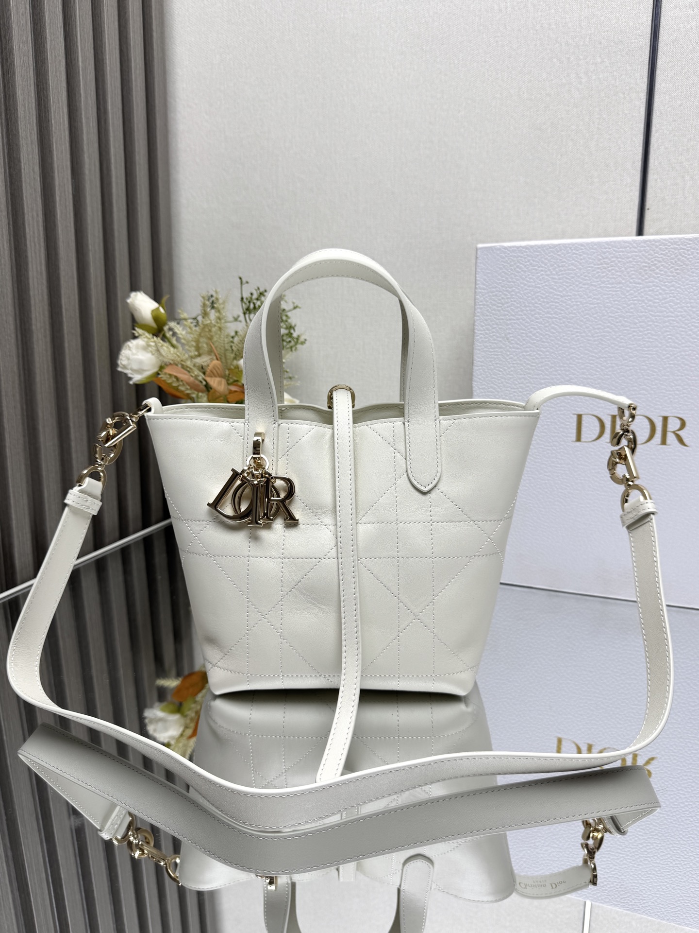 NO:855166,#small Dior Toujours vertical handbag 'Goat pattern white' This Dior Toujours vertical handbag is fashionable, practical and unique. It is carefully made of black cow leather and decorated with oversized cannage pattern topstitching. The spacious internal compartment can store a variety of daily necessities. It has a slim leather lace closure to safely store various items, and there is a CD Lock letter D.  Knob-style buckle with adjustable sides for added style. Small style, leather top handle with removable leather shoulder strap, can be carried by hand, shoulder or cross-body. Double fastening slim strap and Christian Dior Paris strap with CD Lock buckle D.I.O.R. charm Internal slip pocket for cards Leather top handle Removable leather shoulder strap Model Dimensions 18.5 x 18.5 x 12 cm (L x H x  wide) can store 2 wallets, 1 mobile phone, 2 card holders, sunglasses and lipstick 238600,Dior,dior,dior,wallets,cowhide19860909#小号 Dior Toujours 竖版手袋「山羊纹白色」 这款 Dior Toujours 竖版手袋时尚实用,别具一格.采用黑色牛皮革精心制作,饰以超大藤格纹缉面线,宽敞的内部隔层可收纳各种日常用品.设有纤细皮革系带开合,可安全收纳各种物品,另有 CD Lock 字母 D 旋钮式扣环,可调节两侧,提升格调.小号款式,顶部皮革手柄搭配可拆卸的皮革肩带,可手提、肩背或斜挎. 双开合设计纤细系带和 Christian Dior Paris 系带搭配 CD Lock 扣环 D.I.O.R. 吊饰 内部插袋可放置卡片 顶部皮革手柄 可拆卸皮革肩带 型号 尺寸18.5 x 18.5 x 12 厘米（长 x 高 x 宽） 可收纳 2 个钱包、1 部手机、2 个卡夹、太阳眼镜和唇膏 238600,迪奥,dior,dior,wallets,cowhide,Bag