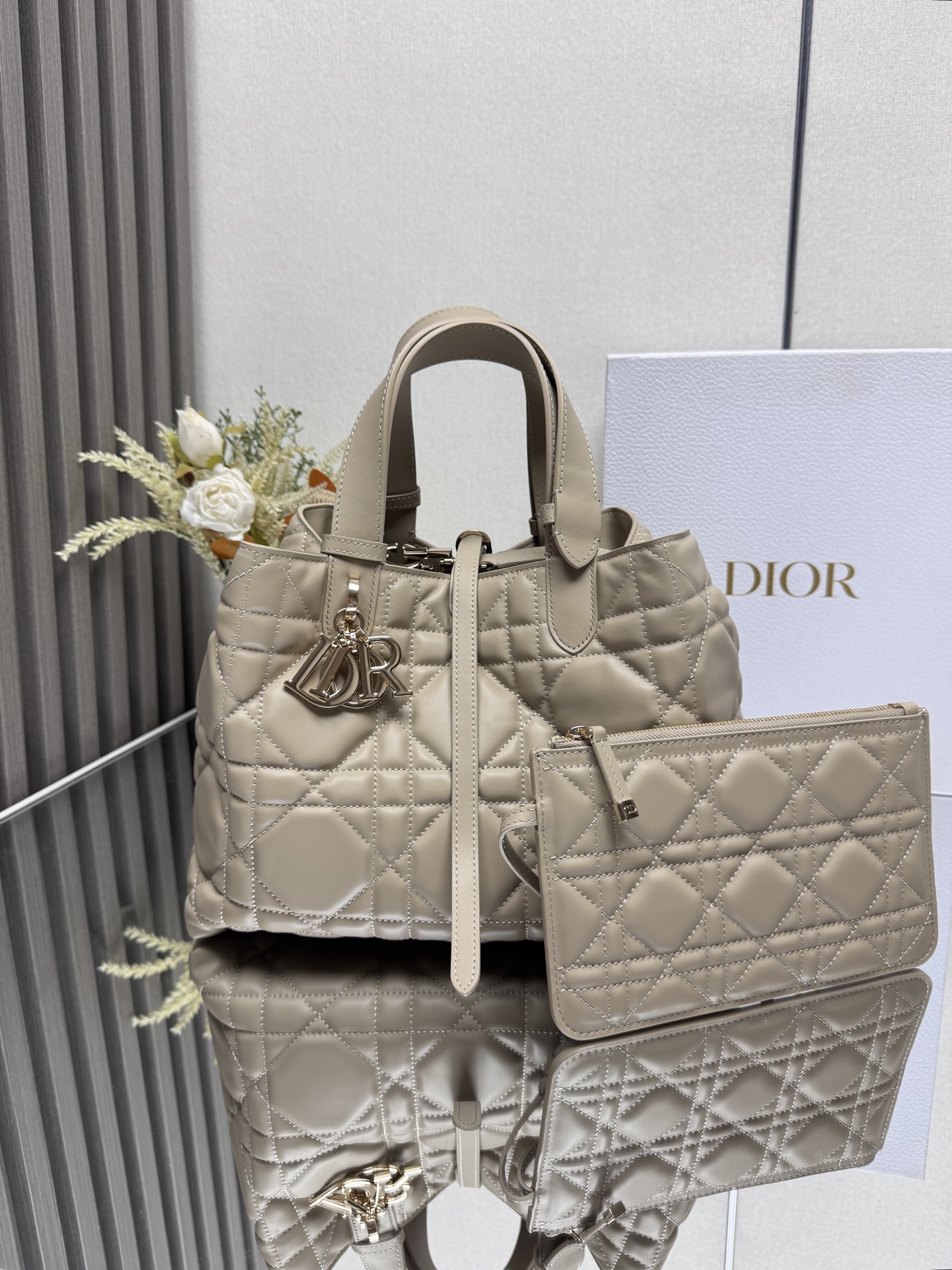NO:940976,Dior Toujours Handbag [Medium Size in Apricot Leather] This Dior Toujours handbag made a wonderful appearance in the 2023 spring and summer series show. It has a unique casual and practical design. It is carefully made of white cow leather and decorated with oversized cannage pattern topstitching. The spacious internal compartment is equipped with small bags, which can neatly store various daily necessities, and also has a CD Lock  Letter D knob-type closure, adjustable on both sides, enhances style. Leather handle with adjustable details, easy to carry. CD Lock and lace closure DIOR charm Removable internal pouch Adjustable leather handle Dust bag included Model 2821 Size 28.5x19x21.5cm. 000740, Dior, dior, dior, cowhide19860909Dior Toujours 手袋〔杏色皮里中号〕 这款Dior Toujours 手袋于二零二三春夏系列发布秀精彩亮相,休闲实用的设计别具一格.采用白色牛皮革精心制作,饰以超大藤格纹缉面线,宽敞的内部隔层搭配小袋,可整齐收纳各种日常用品,另有CD Lock 字母D旋钮式开合,可调节两侧,提升格调.皮革手柄带有可调节细节细节,可轻松手提. CD Lock和系带开合 DIOR吊饰 可拆卸内部小袋 可调节皮革手柄 内含防尘袋  型号2821 尺寸28.5x19x21.5cm. 000740,迪奥,dior,dior,cowhide,Bag