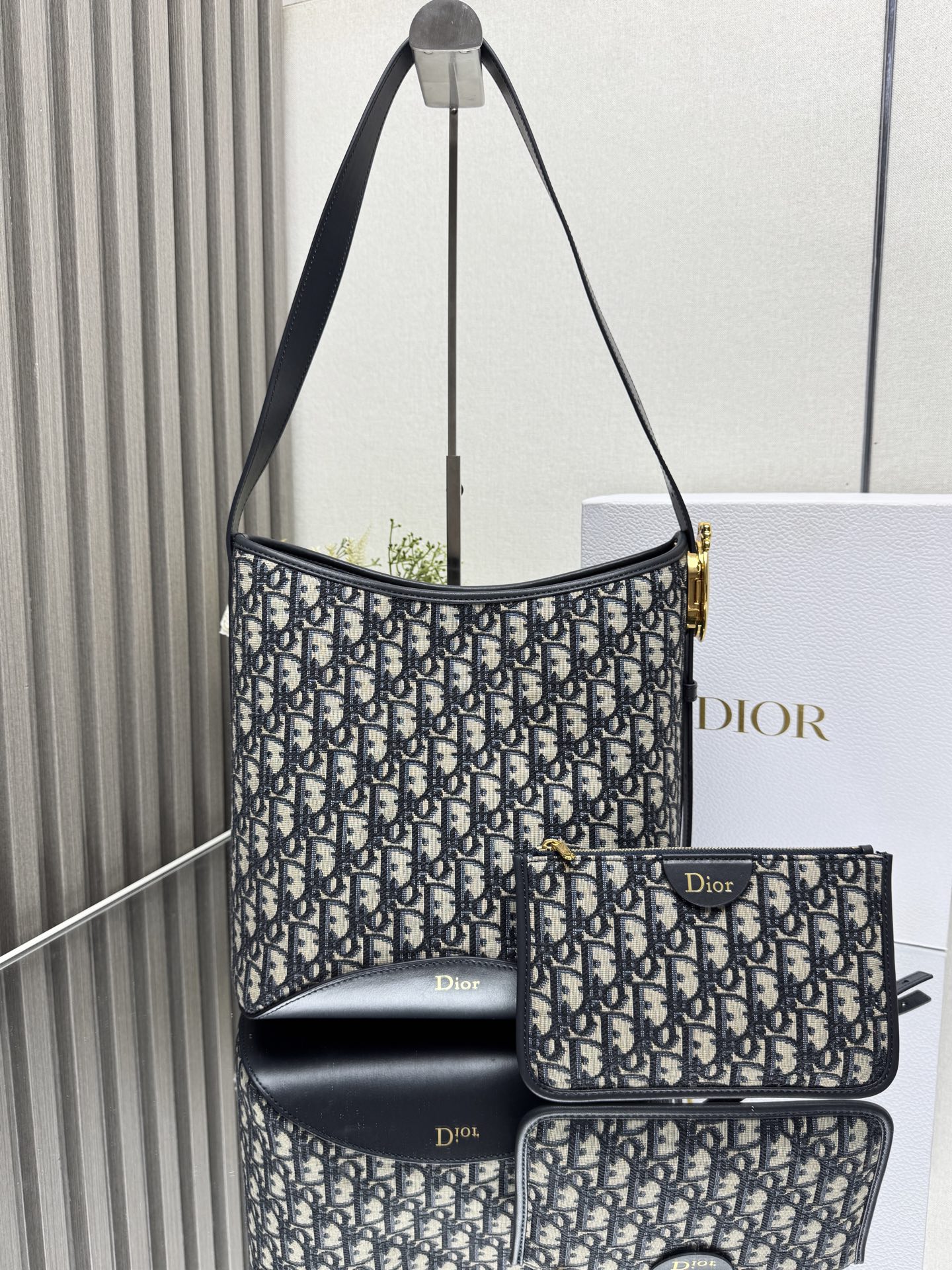NO:940962,New blue cloth in stock Dior Medaillon large bucket bag for spring and summer. The classic Oblique presbyopia becomes more and more attractive the more you look at it. Simple and elegant bag shape, full of high-end sense. The shoulder straps are matched with classic mirror hardware buckles, elegant and modern. The large capacity can store a variety of daily travel items. The design of the adjustable shoulder straps creates a variety of shoulder styles. It is suitable for both commuting and leisure travel. Model: 1532 size: 26.5x26x15cm  23853,Dior,dior,dior19860909新款蓝布现货 Dior Medaillon大号水桶包春夏新款 经典的Oblique 老花越看越耐看 简洁又大气的包形,满满的高级感 肩带搭配经典镜子五金扣,优雅又摩登 超大的容量可收纳各种日常出行用品 可调节肩带的设计打造多种肩背造型 无论是通勤和休闲出行都很合适 型号:1532 size:26.5x26x15cm 23853,迪奥,dior,dior,Bag