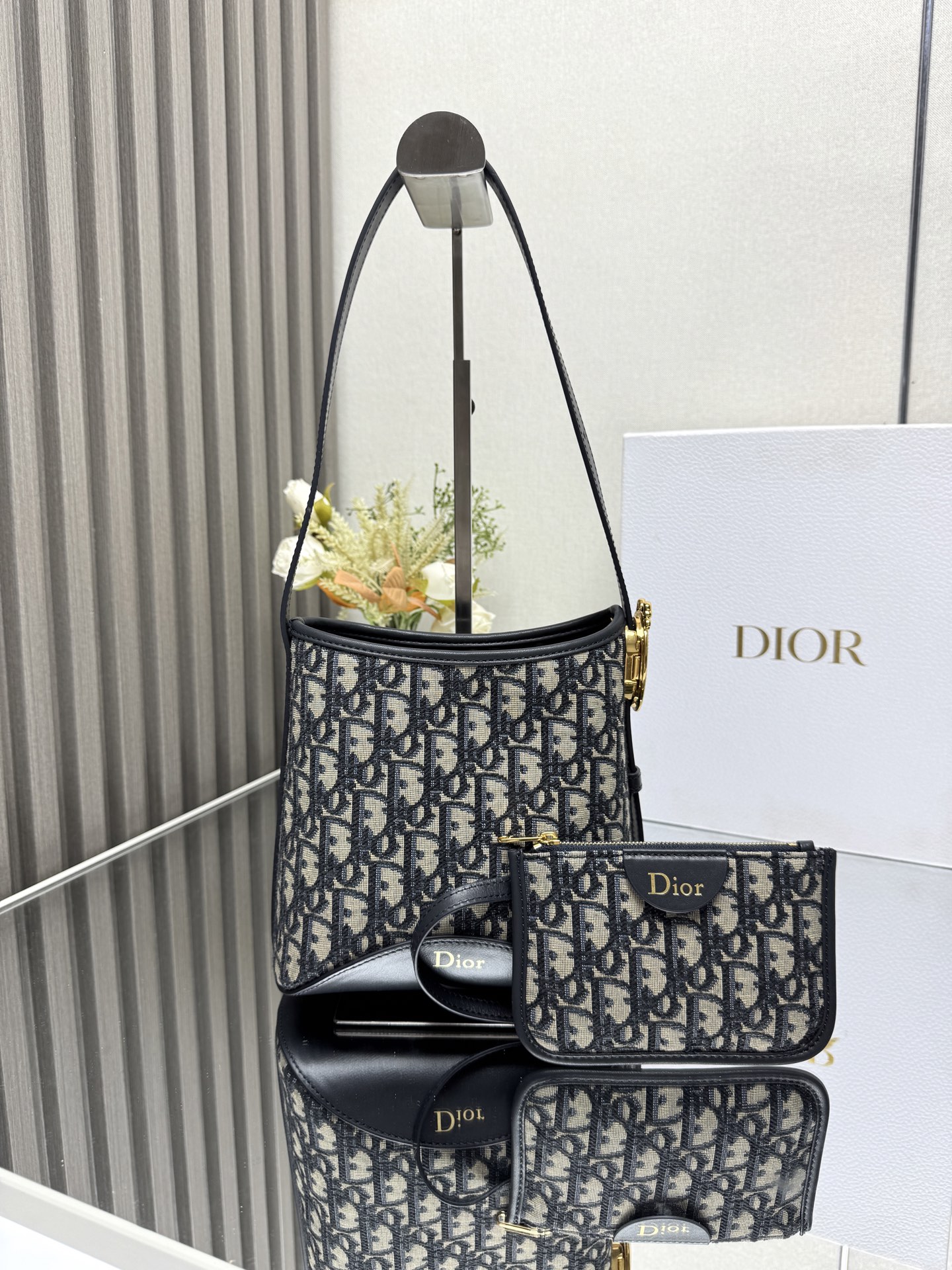 NO:940965,New blue cloth ready-made Dior Medaillon small bucket bag for spring and summer. The classic Oblique presbyopia becomes more and more attractive the more you look at it. Simple and elegant bag shape, full of high-end sense. The shoulder straps are matched with classic mirror hardware buckles, elegant and modern. The large capacity can store a variety of daily travel items. The design of the adjustable shoulder straps creates a variety of shoulder styles. It is suitable for both commuting and leisure travel. Model: 1531 size: 19.5x18.5x11.5cm  23851,Dior,dior,dior19860909新款蓝布现货 Dior Medaillon小号水桶包春夏新款 经典的Oblique 老花越看越耐看 简洁又大气的包形,满满的高级感 肩带搭配经典镜子五金扣,优雅又摩登 超大的容量可收纳各种日常出行用品 可调节肩带的设计打造多种肩背造型 无论是通勤和休闲出行都很合适 型号:1531 size:19.5x18.5x11.5cm 23851,迪奥,dior,dior,Bag