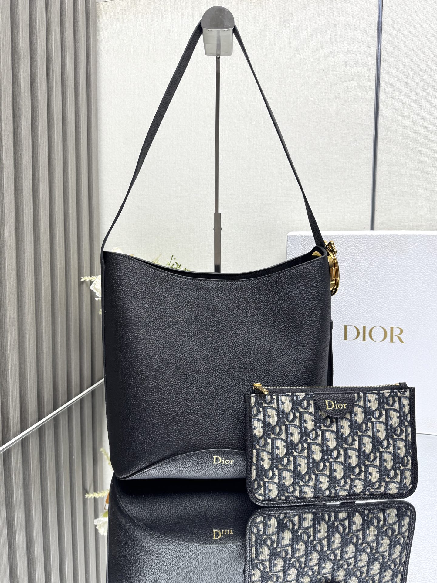 NO:940953,The Dior Médaillon Bucket Bag has a soft and trendy silhouette. The medium style is decorated with a removable zippered pouch and features an adjustable leather shoulder strap with Dior Médaillon signature detail, allowing it to be worn on the shoulder. Body in cowhide Leather lining Sheepskin, calfskin Snap-and-hook fastening Heat-embossed Dior signature on the front Adjustable shoulder strap with Dior Médaillon signature detail Made of Oblique  Carefully crafted removable zippered pouch in printed fabric and cow leather Dust bag included Made in Italy Model: M1532 Dimensions 26.5 x 26 x 15 cm (L x H x W) 238620,Dior,dior,dior,cowhide,sheepskin19860909Dior Médaillon 水桶包呈现柔软时髦的廓形.中号款式,饰以可拆卸的拉链小袋,搭配通过 Dior Médaillon 标志细节可调节的皮革肩带,别具一格,可肩背. 主体牛皮革 里料羊皮革,牛皮革 按扣钩扣开合 正面饰以热压 Dior 标志 可调节肩带点缀以 Dior Médaillon 标志细节 采用 Oblique 印花面料和牛皮革精心制作的可拆卸拉链小袋 内含防尘袋 意大利制造 型号: M1532 尺寸26.5 x 26 x 15 厘米（长 x 高 x 宽） 238620,迪奥,dior,dior,cowhide,sheepskin,Bag