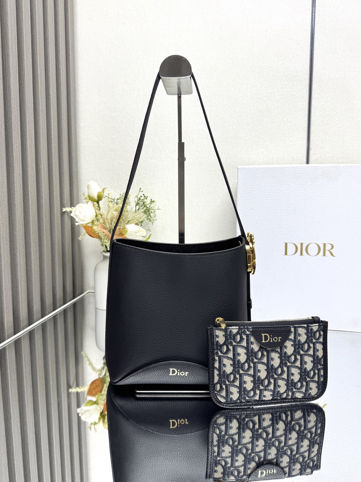 NO:940957,The Dior Médaillon Bucket Bag has a soft and trendy silhouette. The medium style is decorated with a removable zippered pouch and features an adjustable leather shoulder strap with Dior Médaillon signature detail, allowing it to be worn on the shoulder. Body in cowhide Leather lining Sheepskin, calfskin Snap-and-hook fastening Heat-embossed Dior signature on the front Adjustable shoulder strap with Dior Médaillon signature detail Made of Oblique  Carefully crafted removable zippered pouch in printed fabric and cow leather Dust bag included Made in Italy Model: M1531 Dimensions 19.5 x 18.5 x 11.5 cm (L x H x W) 238560,Dior,dior,dior,cowhide,sheepskin19860909Dior Médaillon 水桶包呈现柔软时髦的廓形.中号款式,饰以可拆卸的拉链小袋,搭配通过 Dior Médaillon 标志细节可调节的皮革肩带,别具一格,可肩背. 主体牛皮革 里料羊皮革,牛皮革 按扣钩扣开合 正面饰以热压 Dior 标志 可调节肩带点缀以 Dior Médaillon 标志细节 采用 Oblique 印花面料和牛皮革精心制作的可拆卸拉链小袋 内含防尘袋 意大利制造 型号: M1531 尺寸19.5 x 18.5 x 11.5 厘米（长 x 高 x 宽）238560,迪奥,dior,dior,cowhide,sheepskin,Bag