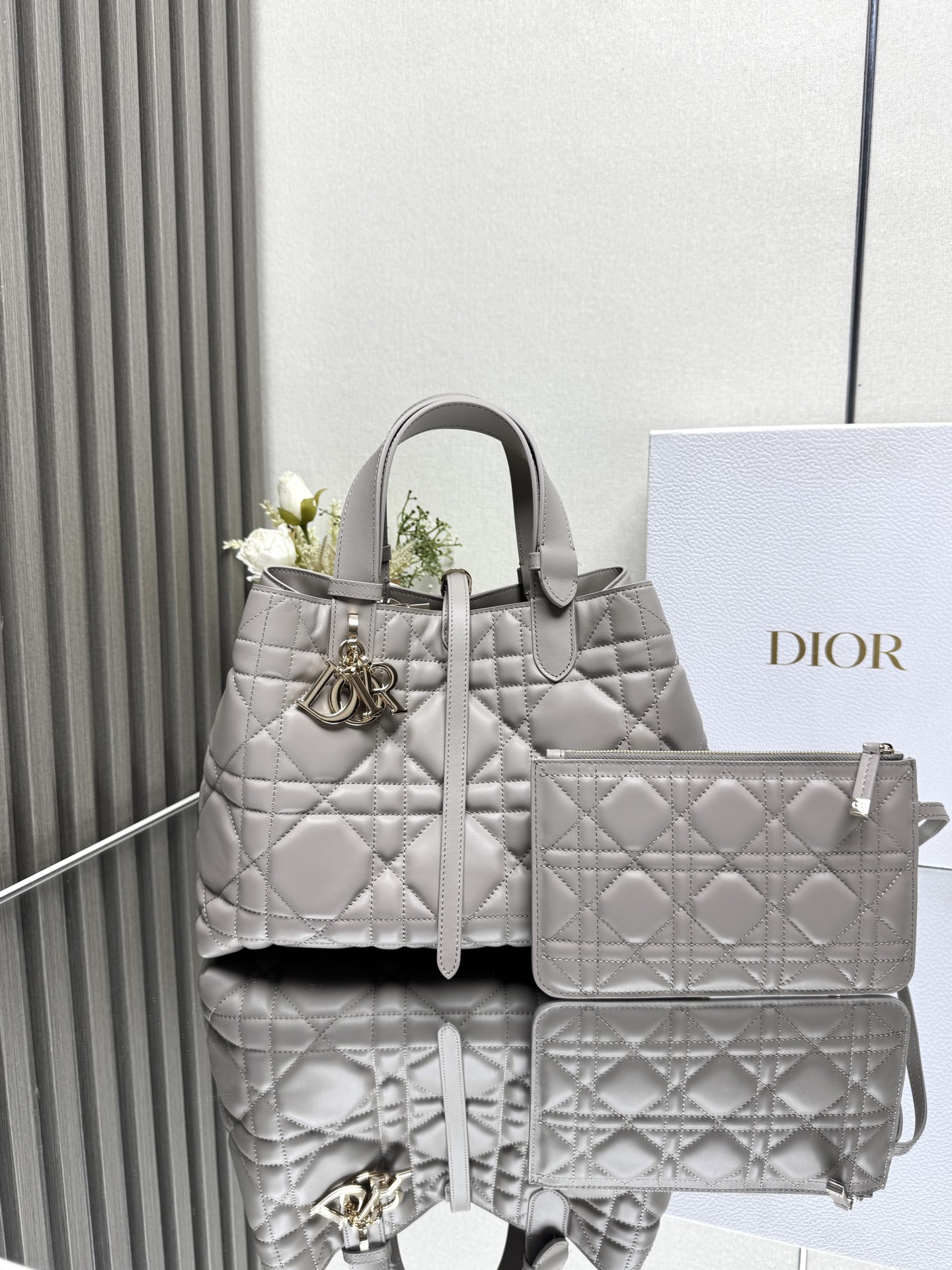 NO:940971,Dior Toujours handbag [Medium size in gray leather] This Dior Toujours handbag made a wonderful appearance in the 2023 spring and summer series show. It has a unique casual and practical design. It is carefully made of white cow leather and decorated with oversized cannage pattern topstitching. The spacious internal compartment is equipped with small bags, which can neatly store various daily necessities, and it also has a CD Lock  Letter D knob-type closure, adjustable on both sides, enhances style. Leather handle with adjustable details, easy to carry. CD Lock and lace closure DIOR charm Removable internal pouch Adjustable leather handle Dust bag included Model 2821 Size 28.5x19x21.5cm. 000740, Dior, dior, dior, cowhide19860909Dior Toujours 手袋〔灰色皮里中号〕 这款Dior Toujours 手袋于二零二三春夏系列发布秀精彩亮相,休闲实用的设计别具一格.采用白色牛皮革精心制作,饰以超大藤格纹缉面线,宽敞的内部隔层搭配小袋,可整齐收纳各种日常用品,另有CD Lock 字母D旋钮式开合,可调节两侧,提升格调.皮革手柄带有可调节细节细节,可轻松手提. CD Lock和系带开合 DIOR吊饰 可拆卸内部小袋 可调节皮革手柄 内含防尘袋  型号2821 尺寸28.5x19x21.5cm. 000740,迪奥,dior,dior,cowhide,Bag