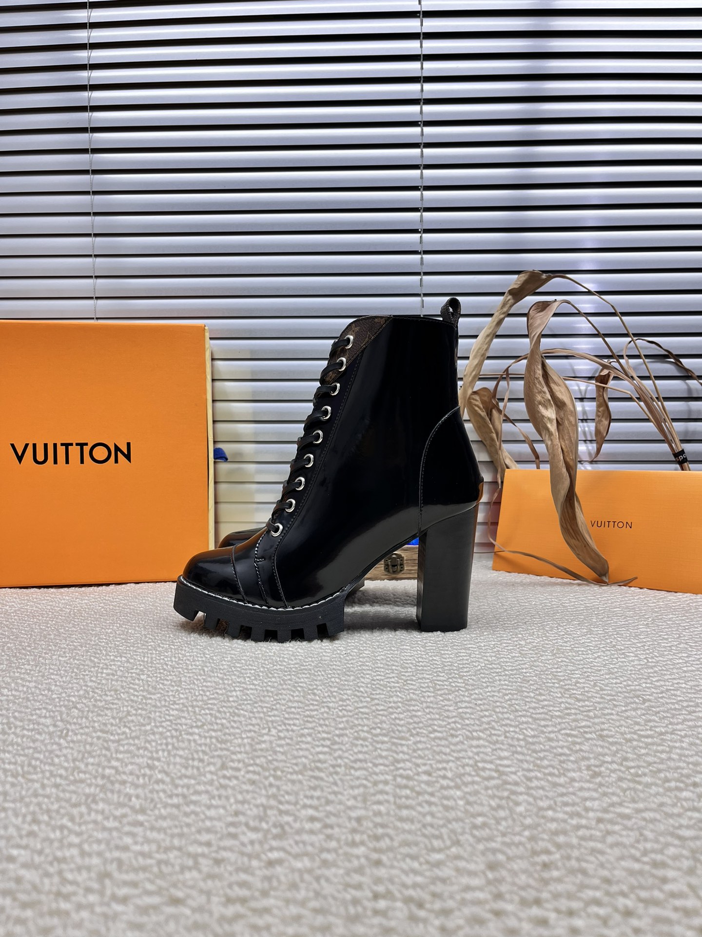 NO:387316,Louis Vuitton, Louis Vuitton, European and American style fashion sandals, exquisite standard brand buckle, you have simple and elegant front belt. New early spring products, the counter focuses on the latest high heel series, hard goods are on the newest, purchasing level!  Full of high-end feeling!  A retro and fashionable style that domestic and foreign bloggers are so popular!  Special fabric for upper LV / top layer cowhide inner lining / genuine leather shoelaces Outsole leather outsole leather edge strip front outsole thickness 2CM heel height 9.5cm size 35-42#, boots, louis vuitton,louis vuitton,louis vuitton,louis vuitton,sandals,boots,cowhide,Leather soles19860909Louis Vuitton路易威登欧美风时尚凉鞋传统硬箱的精巧标准品牌扣 你前带简约大方.早春新品 专柜主打最新款高跟系列 硬货上新 代购级别！高级感十足！国内外博主刷爆的一款复古又时髦上脚美炸了！ 鞋面LV专用面料/ 头层牛皮  内里牛皮内里/真皮鞋带 大底真皮大底 真皮沿条 前大底厚度2CM 跟高9.5cm 码数35-42#,靴子,louis vuitton,louis vuitton,louis vuitton,sandals,boots,cowhide,Leather soles,Women's Shoes