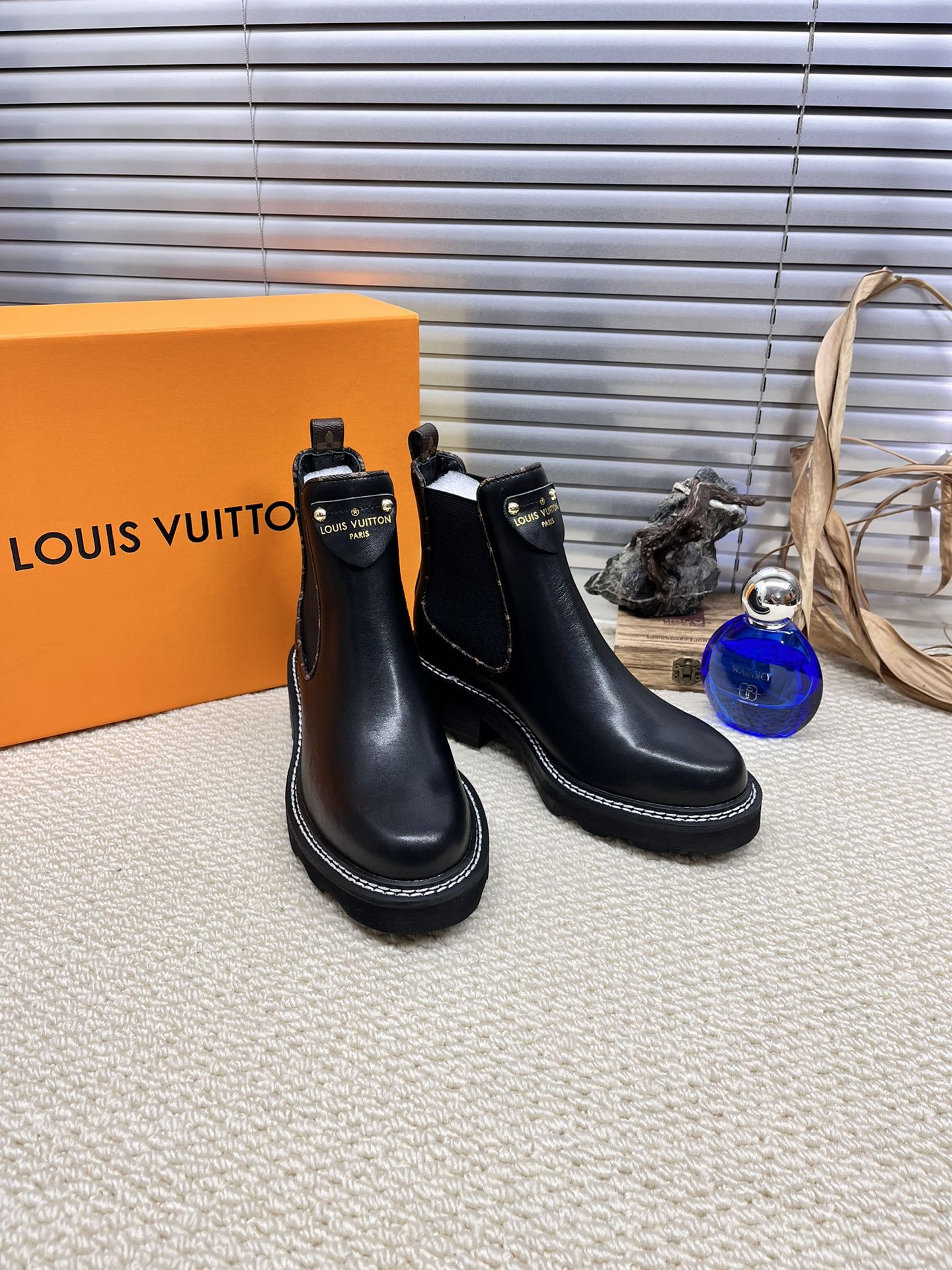 NO:387322,Louis Vuitton Louis Vuitton Martin boots market high-end product quality, purchasing level original original single exclusive material with fine texture calfskin, interesting deconstruct Louis Vuitton's special elements. The refreshing and neat styling lines pay tribute to Louis Vuitton's travel tradition. Fabric: imported cowhide inner: footbed sheepskin, original model opening super light foaming sole, super beautiful and cool on the feet!  The real thing is more beautiful. Heel height 4.5cm, digit 35-42#, boots, louis vuitton, louis vuitton, boots, cowhide, sheepskin19860909Louis Vuitton路易威登马丁靴市场高端产品质量、代购级别原版原单专属材料搭纹理细致的小牛皮,对路易威登特色元素进行饶有趣味的解构.清爽利落的造型线条、致敬路易威登旅行传统. 面料:进口牛皮 内里:垫脚羊皮,原版开模超轻发泡大底,上脚超美超酷！实物更美. 跟高4.5cm 码数35-42#,靴子,louis vuitton,louis vuitton,boots,cowhide,sheepskin,Women's Shoes