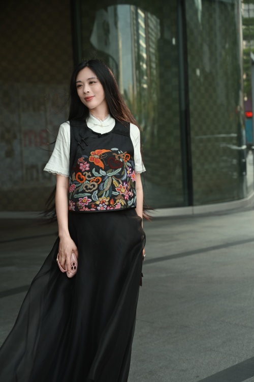 Elegant Embroidered Vest with Flowing Gauze Skirt Set - Classic Style 1 Elegant Embroidered Vest with Flowing Gauze Skirt Set - Classic Style