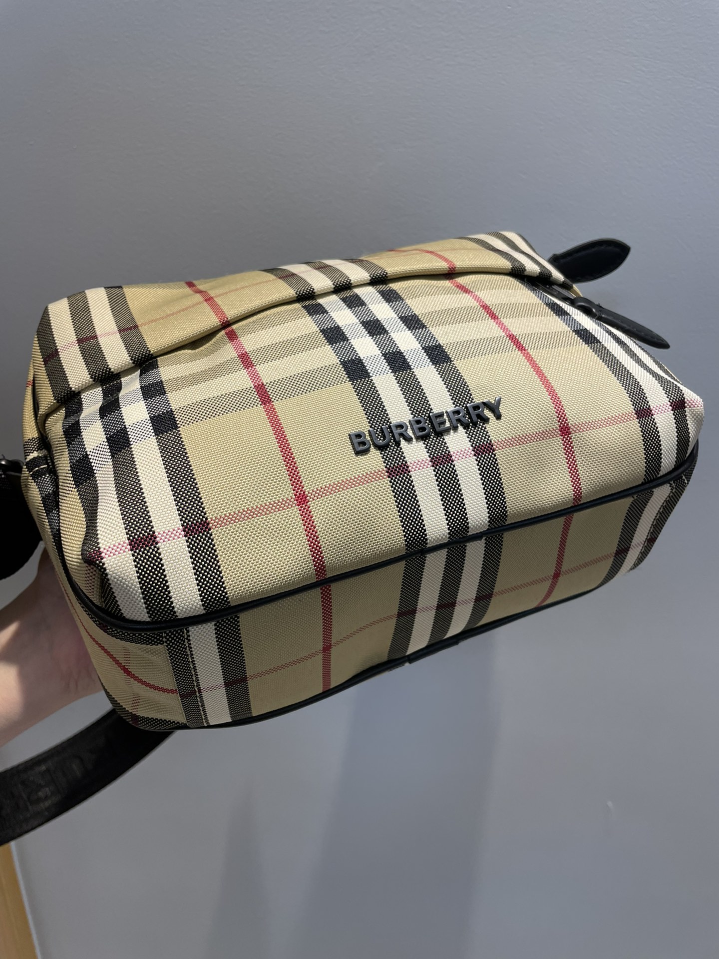 B家活力装饰 Burberry 格纹Paddy 包，搭配点缀品牌徽标提花的包带。可调式斜背带.3个卡位.