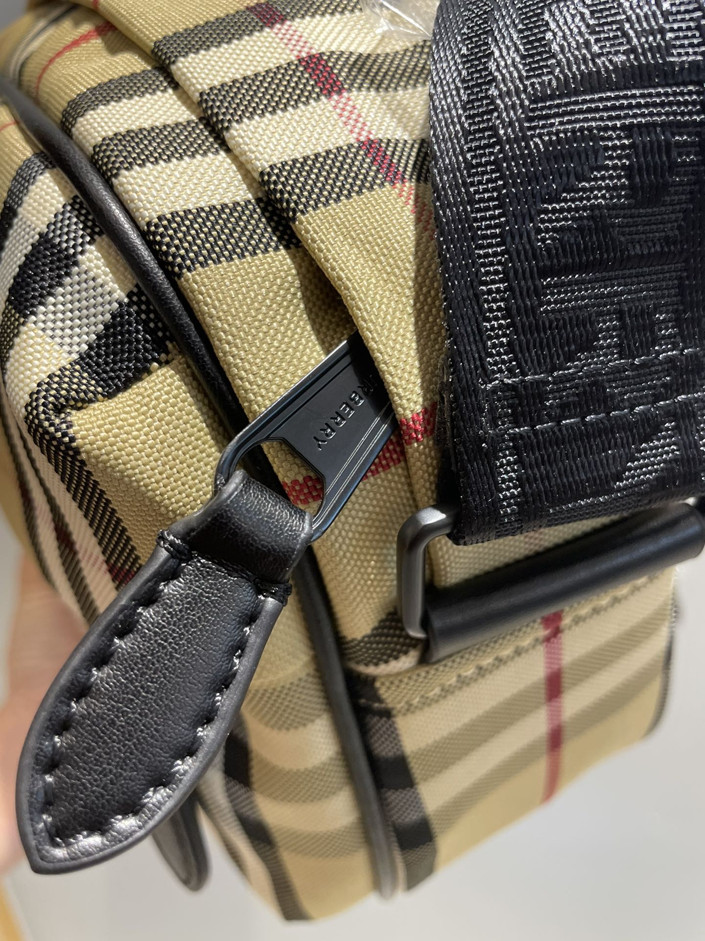 B家活力装饰 Burberry 格纹Paddy 包，搭配点缀品牌徽标提花的包带。可调式斜背带.3个卡位.