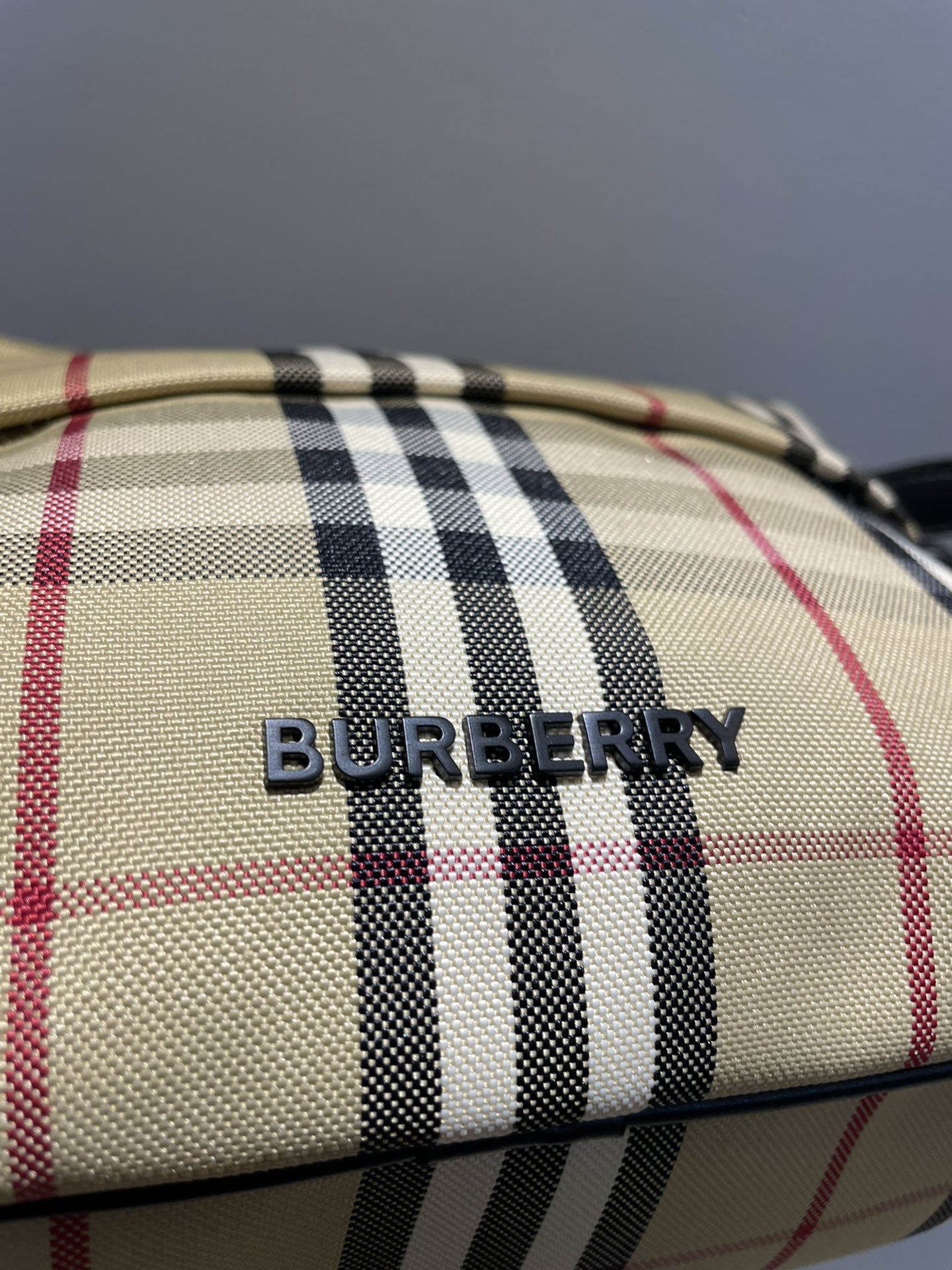 B家活力装饰 Burberry 格纹Paddy 包，搭配点缀品牌徽标提花的包带。可调式斜背带.3个卡位.