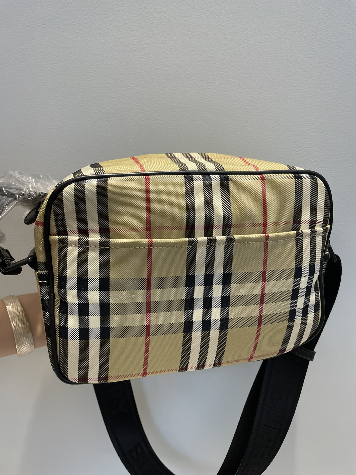 B家活力装饰 Burberry 格纹Paddy 包，搭配点缀品牌徽标提花的包带。可调式斜背带.3个卡位.