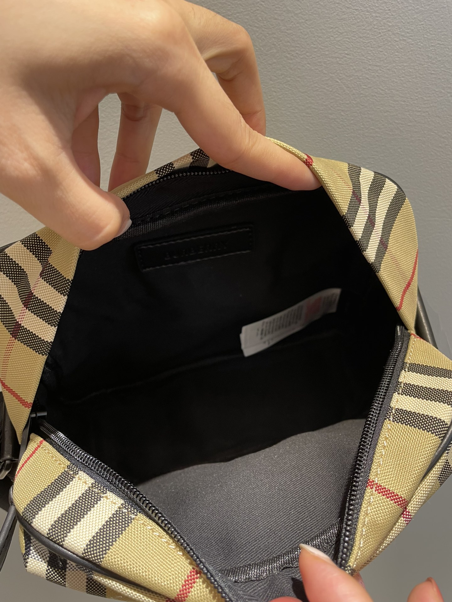 B家活力装饰 Burberry 格纹Paddy 包，搭配点缀品牌徽标提花的包带。可调式斜背带.3个卡位.
